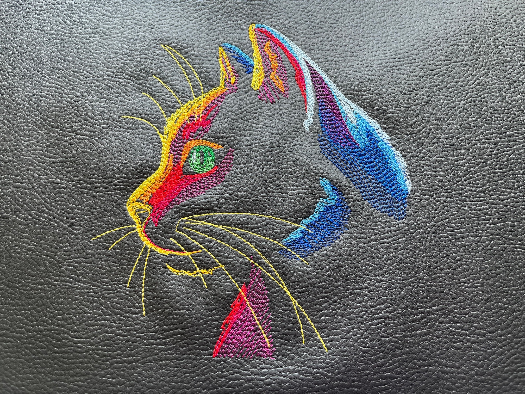 Crossbody schoudertas met geborduurde kat; in de maak