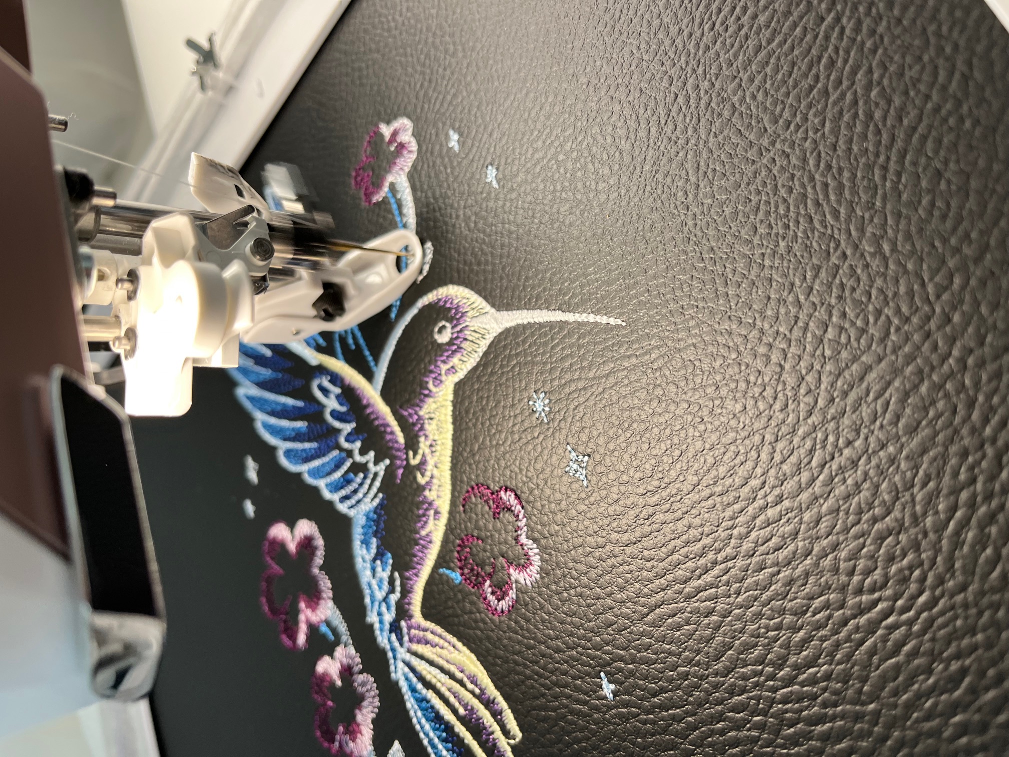 Crossbody schoudertas met kolibrie borduursel; in de maak