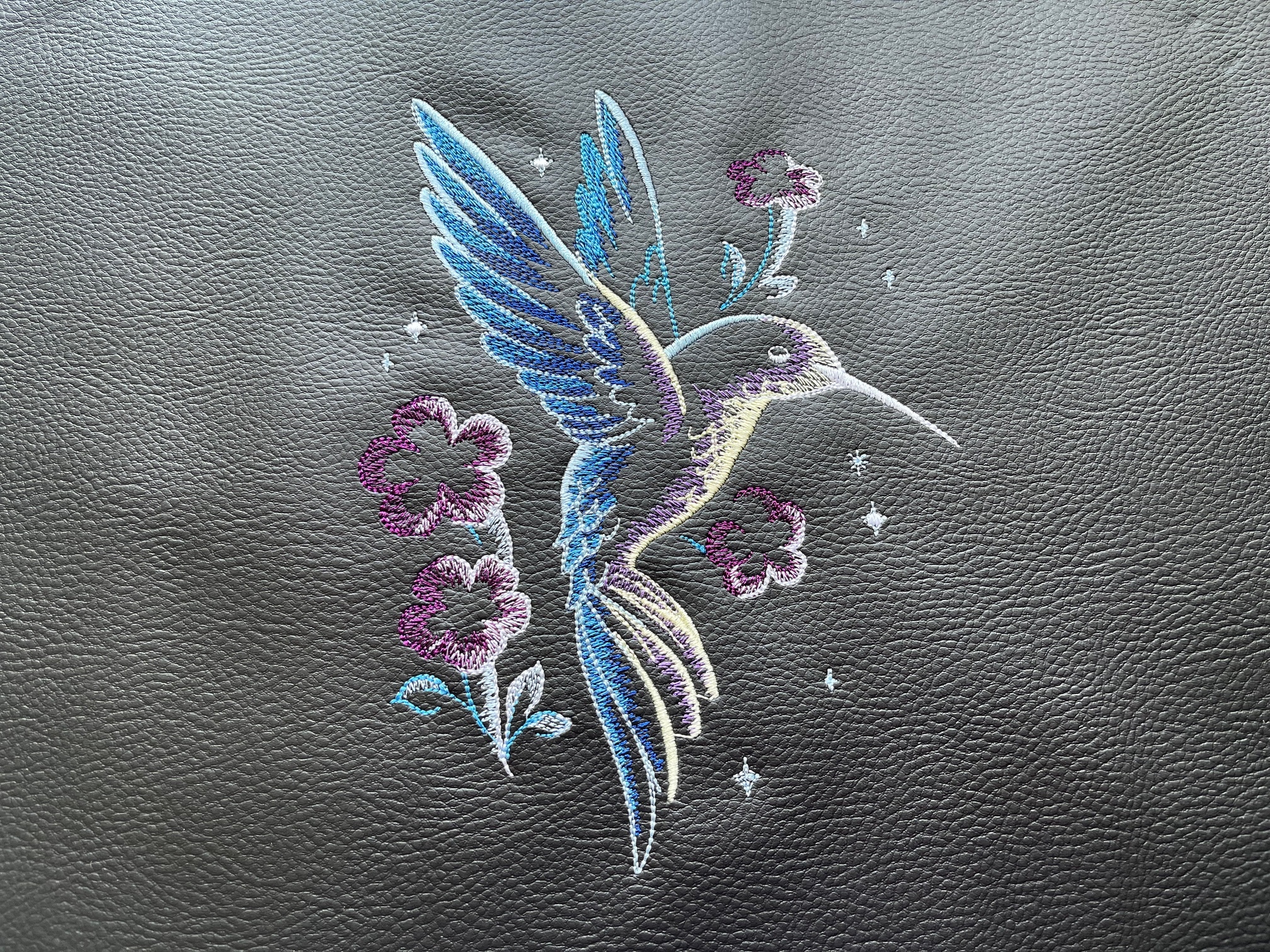 Crossbody schoudertas met kolibrie borduursel; in de maak