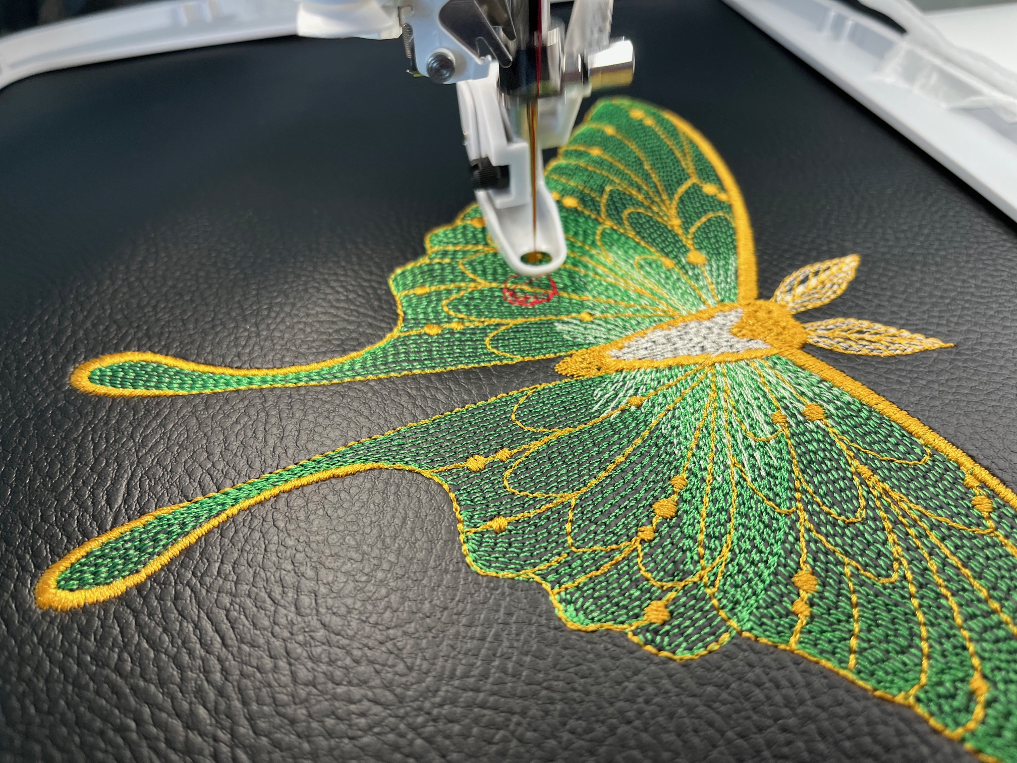 Crossbody schoudertas met borduursel van een moth; in de maak