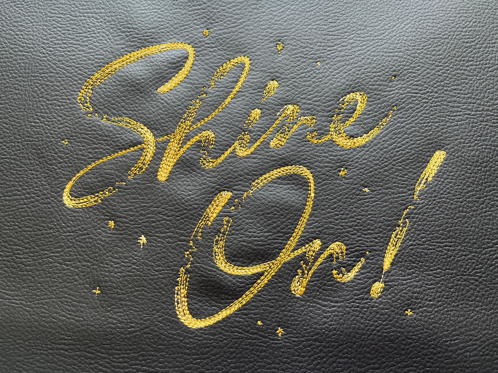 Crossbody schoudertas met borduursel; in de maak