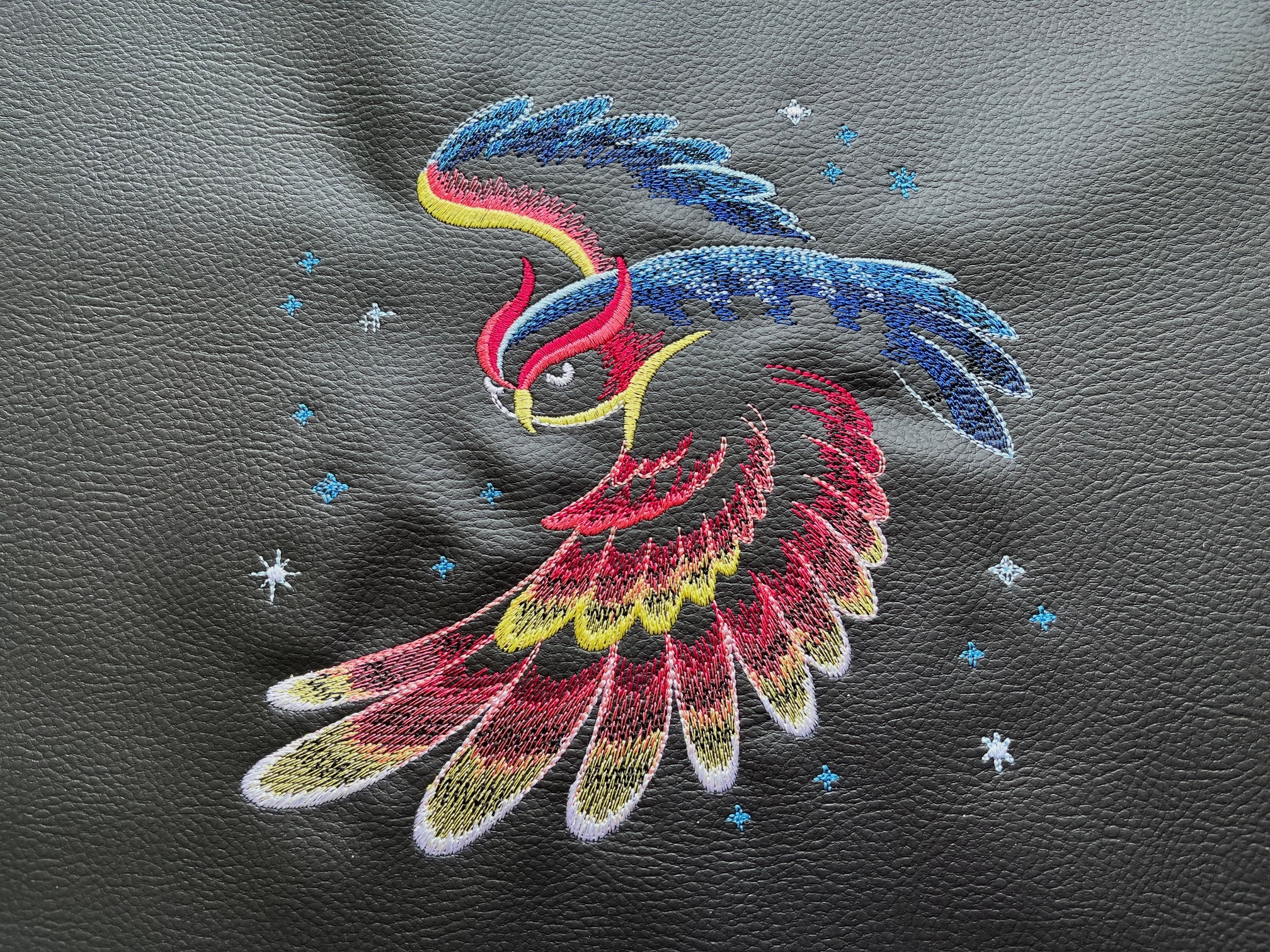 Crossbody schoudertas met borduursel van een uil; in de maak