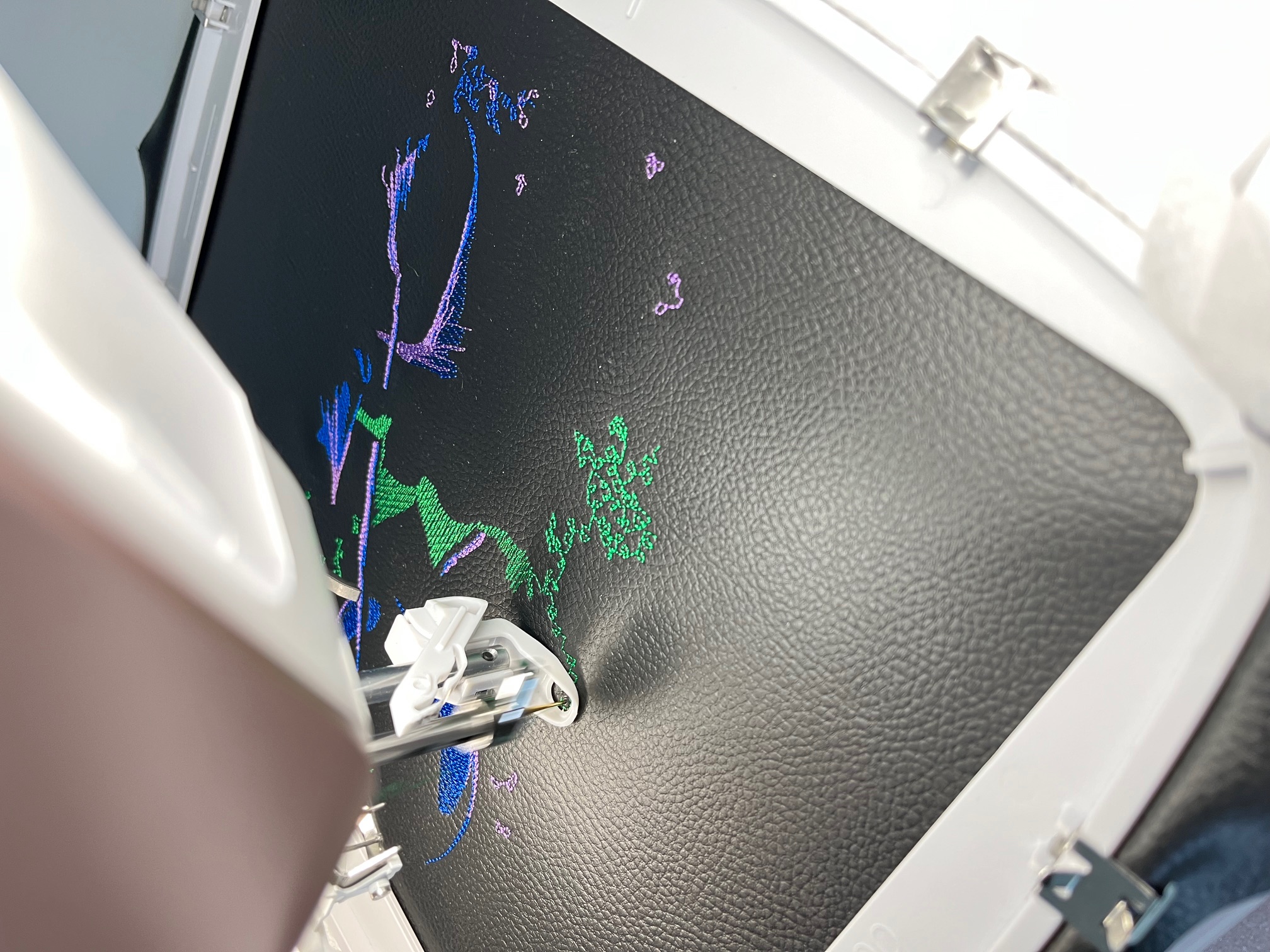 Crossbody schoudertas met kleurrijk borduursel van een heks