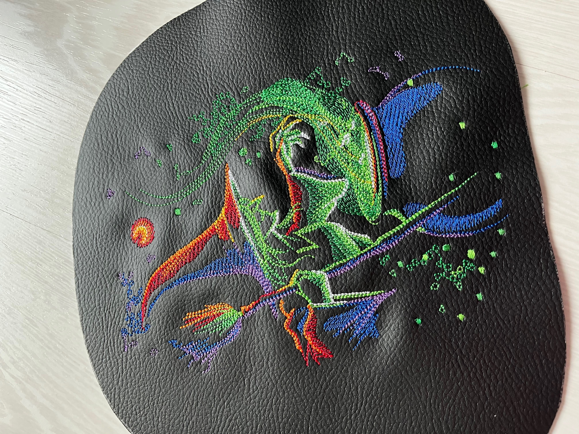 Crossbody schoudertas met kleurrijk borduursel van een heks