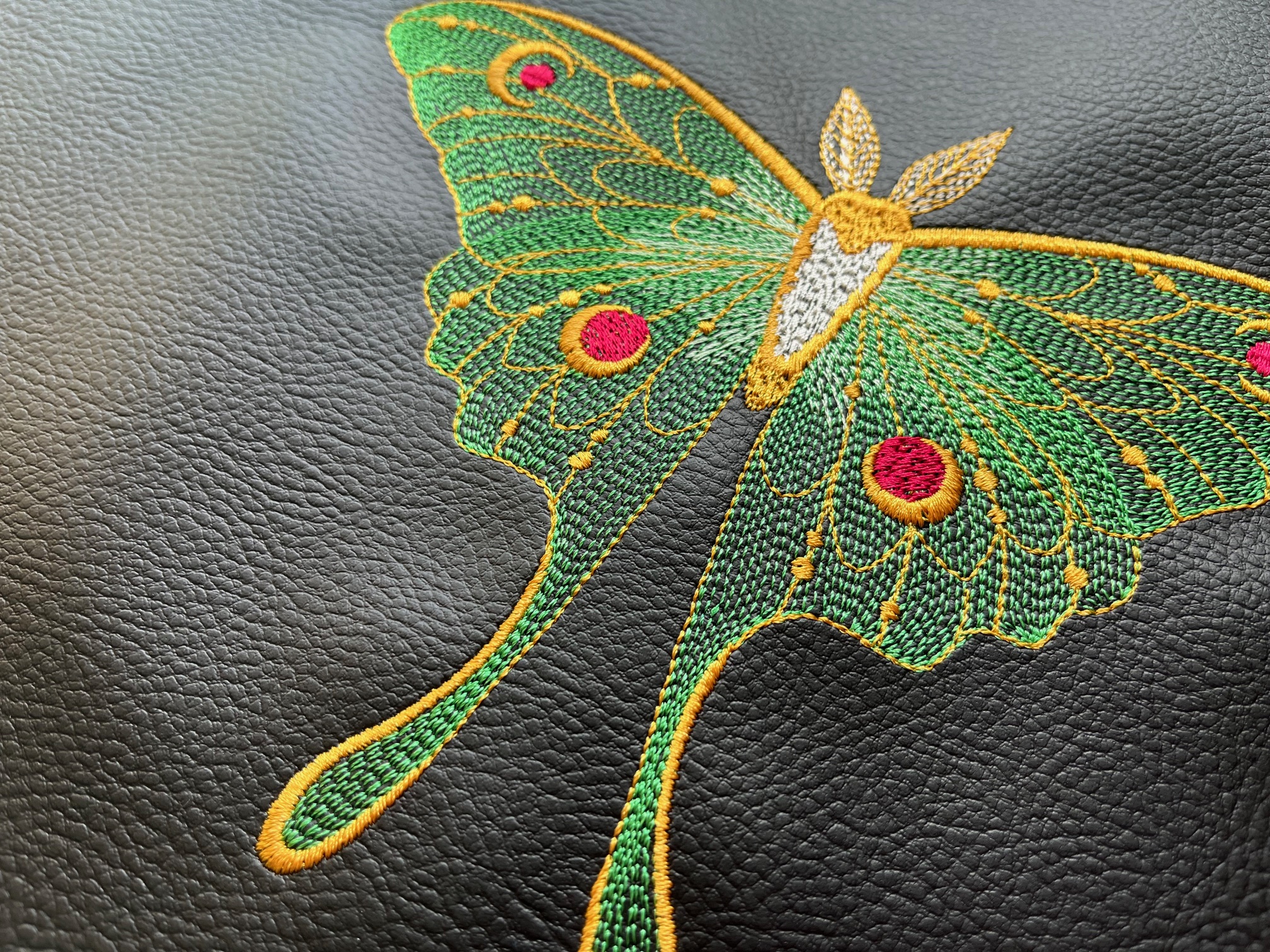 Crossbody schoudertas met borduursel van een moth; in de maak