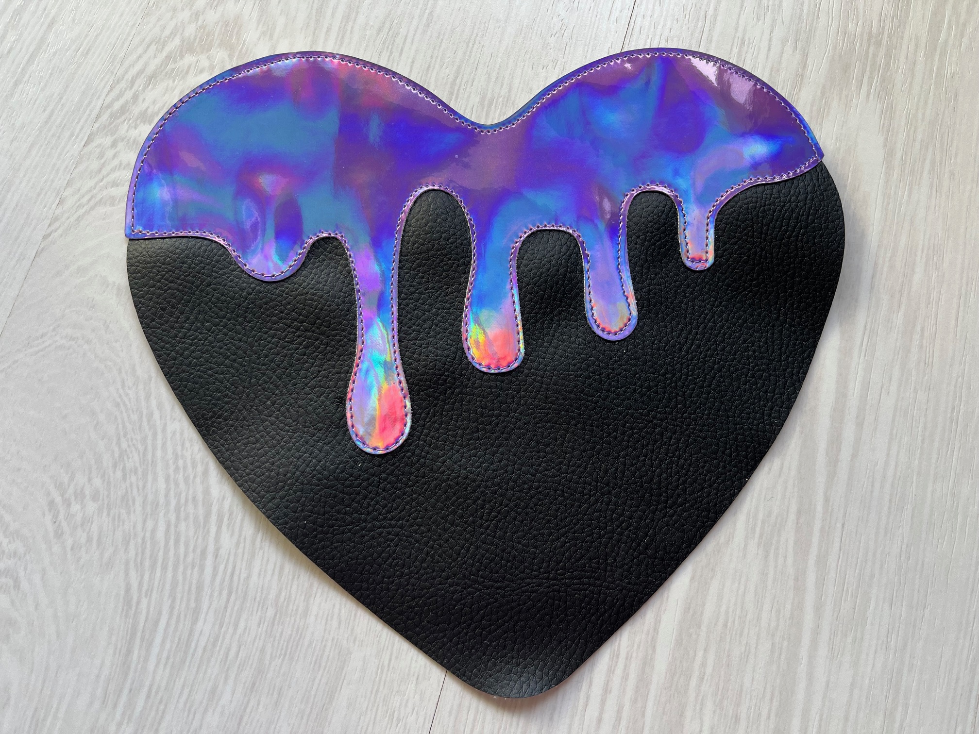 Crossbody schoudertas in vorm van een hart met holografische applicatie; in de maak