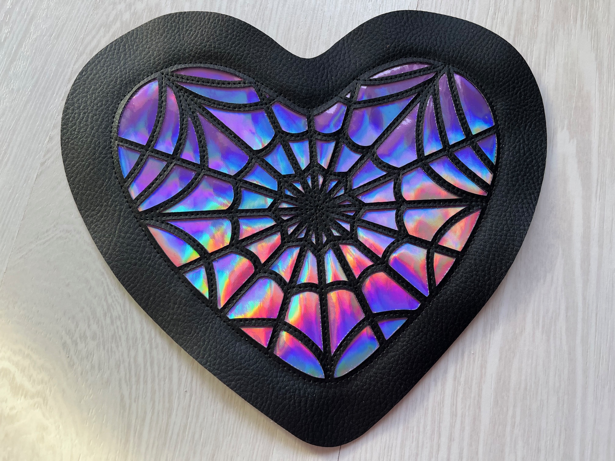 Crossbody schoudertas in vorm van een hart met holografische applicatie; in de maak