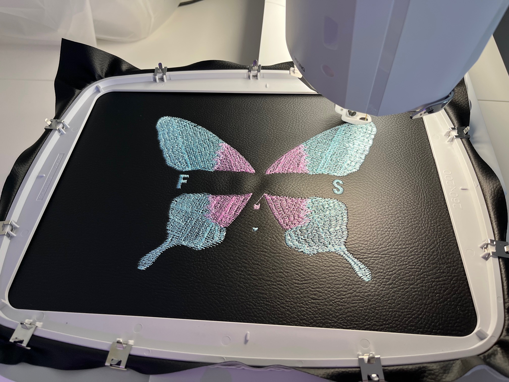 Crossbody schoudertas met Fearless borduursel; in de maak