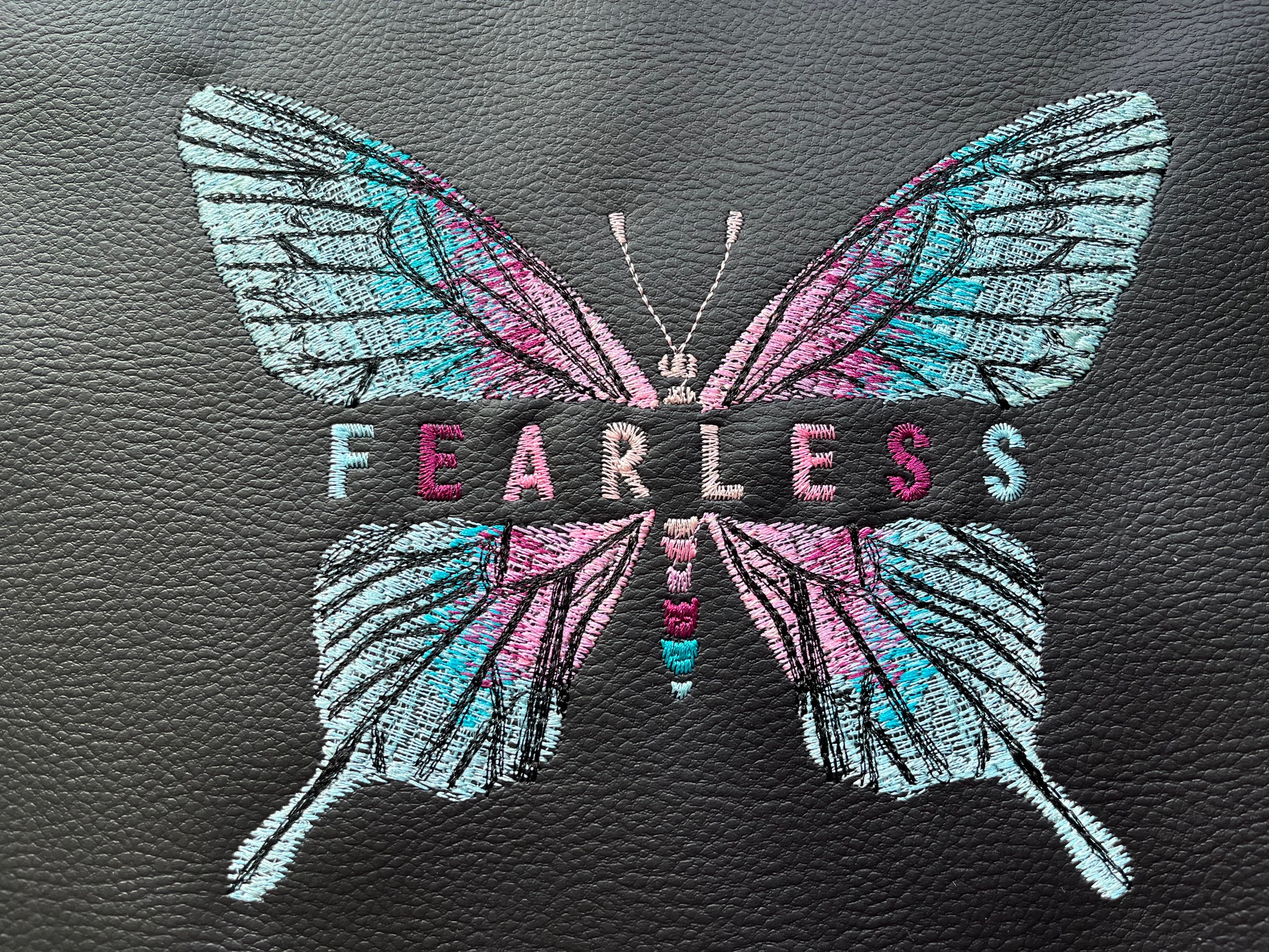 Crossbody schoudertas met Fearless borduursel; in de maak