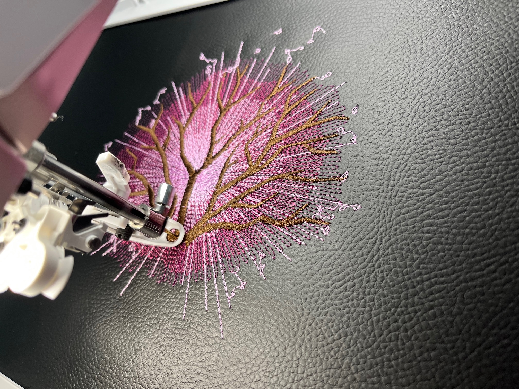 Crossbody schoudertas met Glow in the Dark Starlight boom borduursel; in de maak