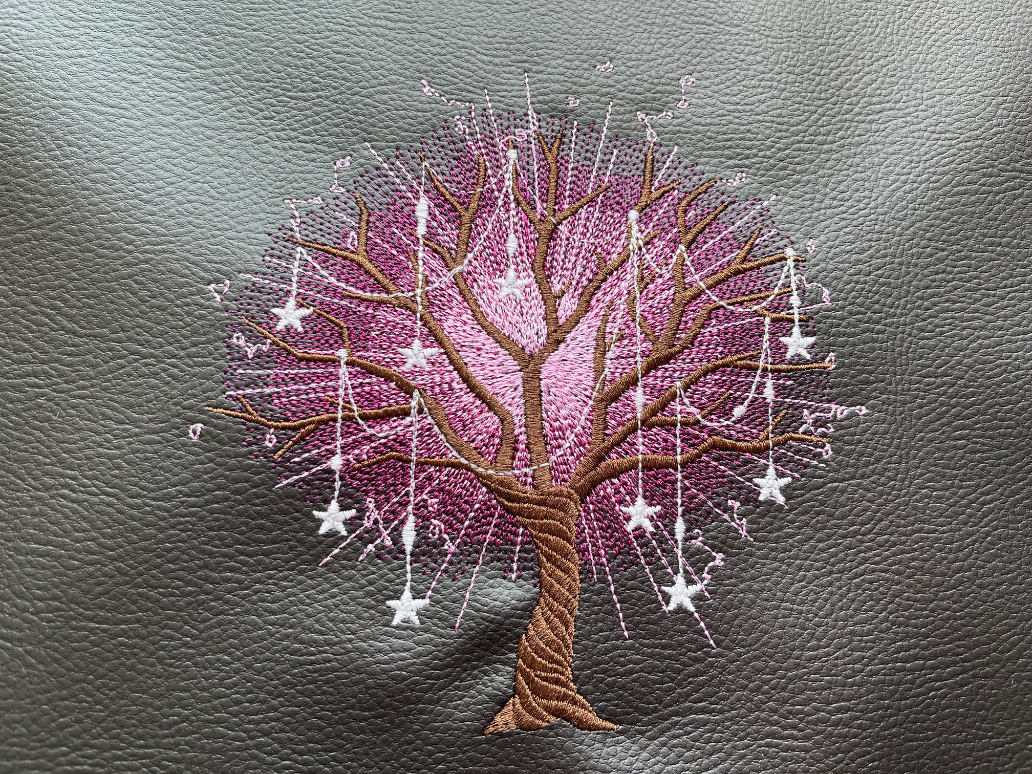 Crossbody schoudertas met Glow in the Dark Starlight boom borduursel; in de maak