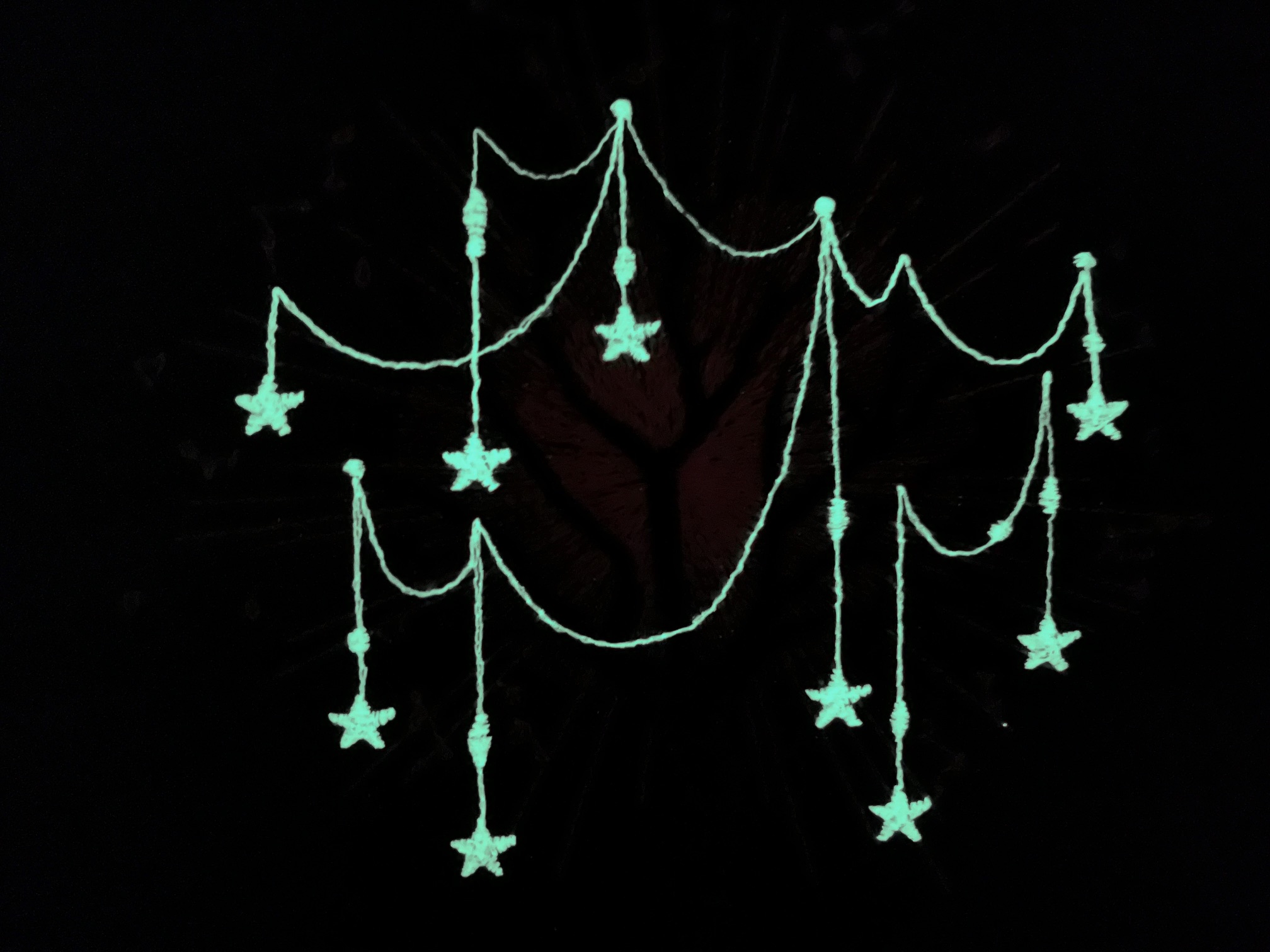 Crossbody schoudertas met Glow in the Dark Starlight boom borduursel; in de maak