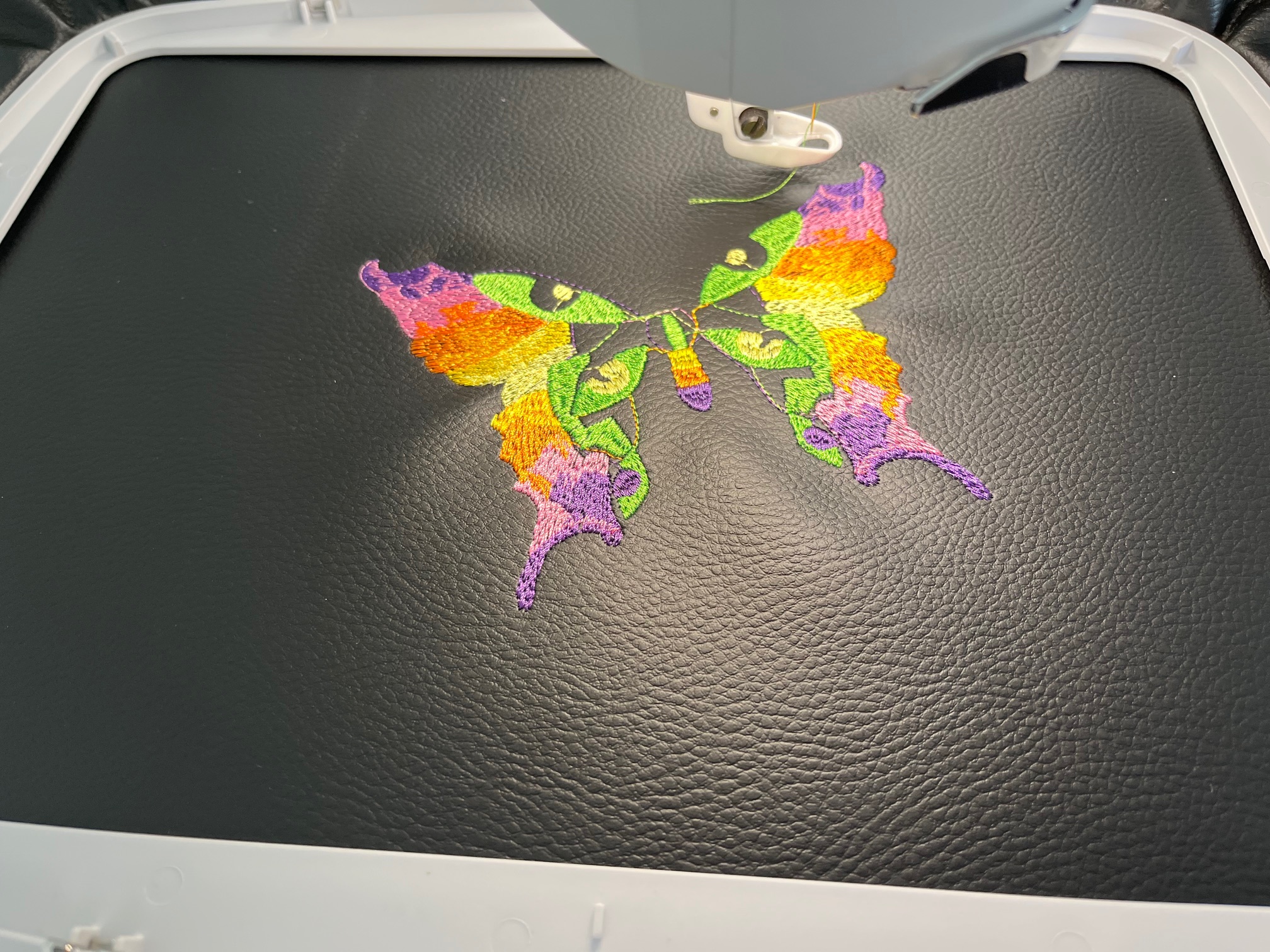 Crossbody schoudertas met vlinder borduursel van Tula Pink; in de maak