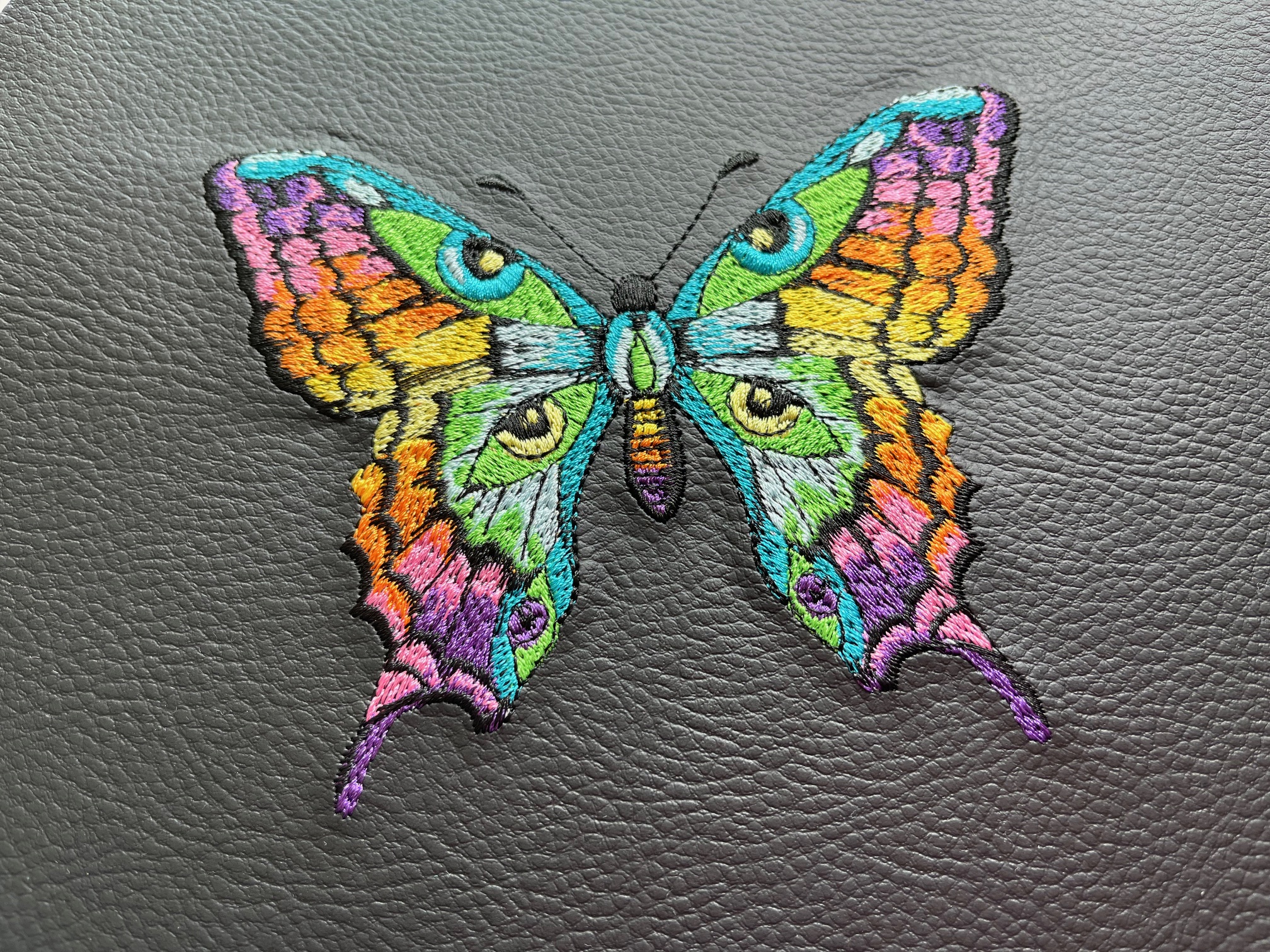 Crossbody schoudertas met vlinder borduursel van Tula Pink; in de maak