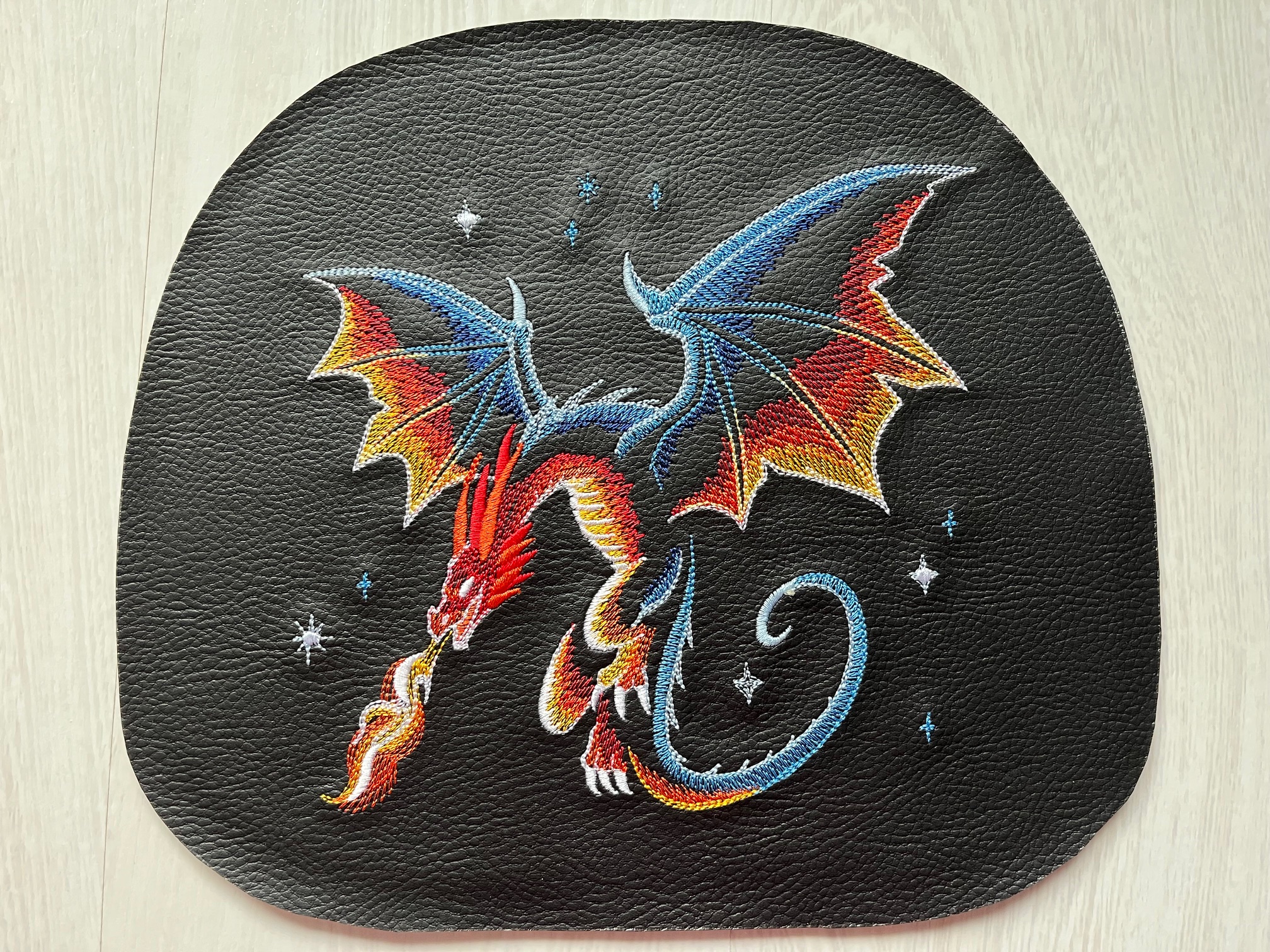 Crossbody schoudertas met geborduurde draak; in de maak