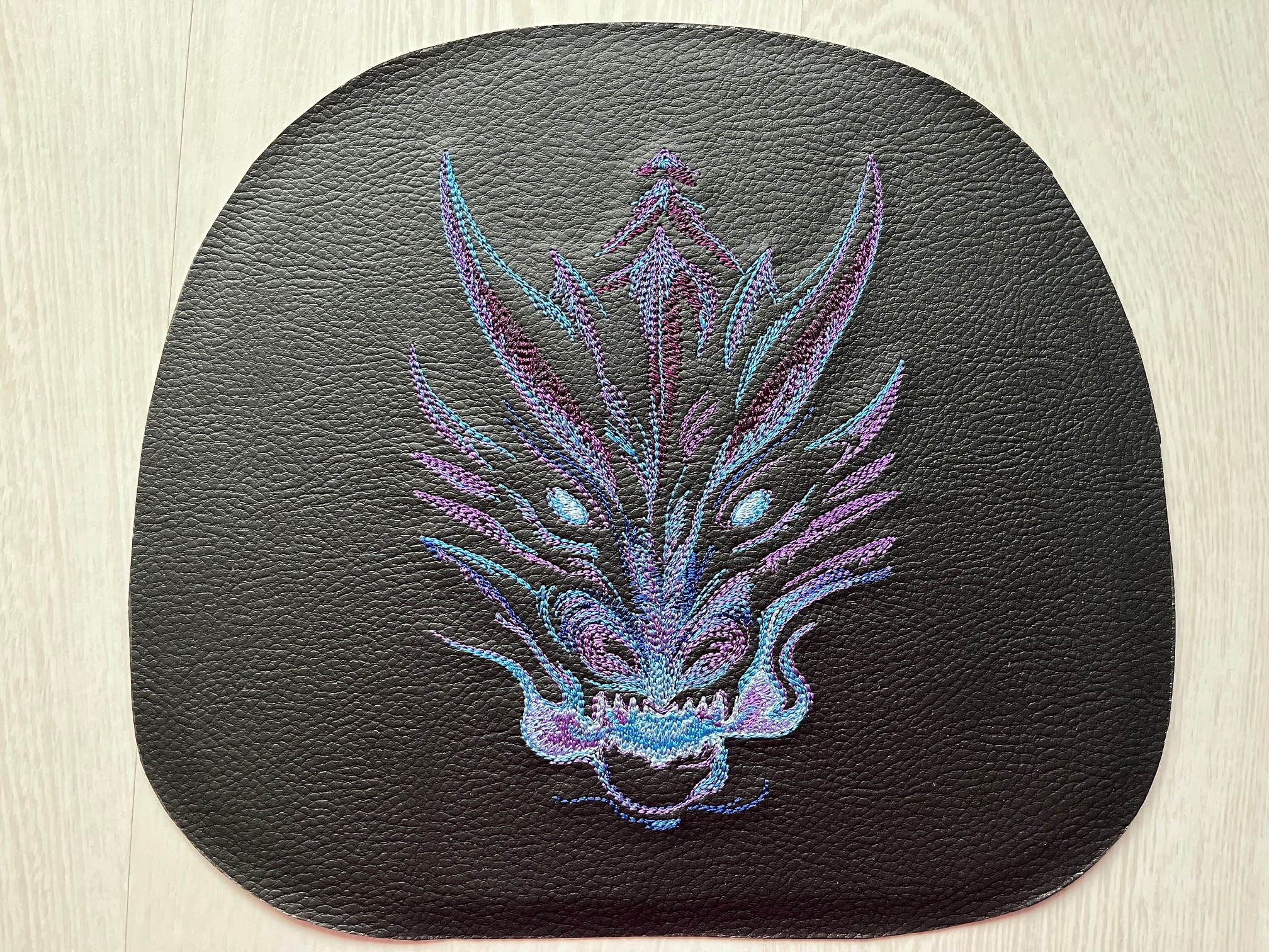 Crossbody schoudertas met geborduurde draak; in de maak