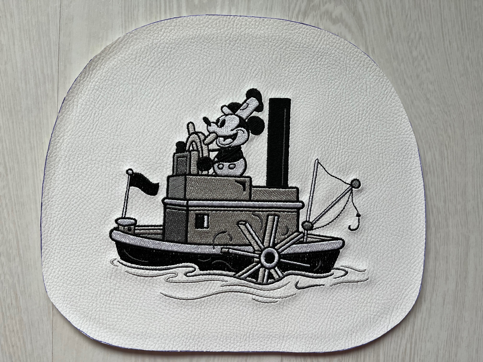 Crossbody schoudertas met Mickey borduursel; in de maak