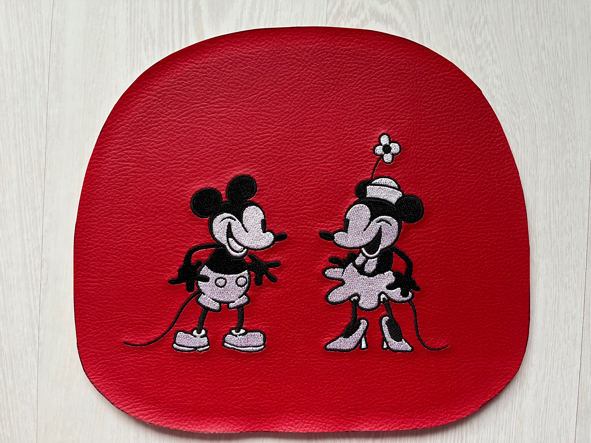 Crossbody schoudertas met Mickey en Minnie geborduurd; in de maak