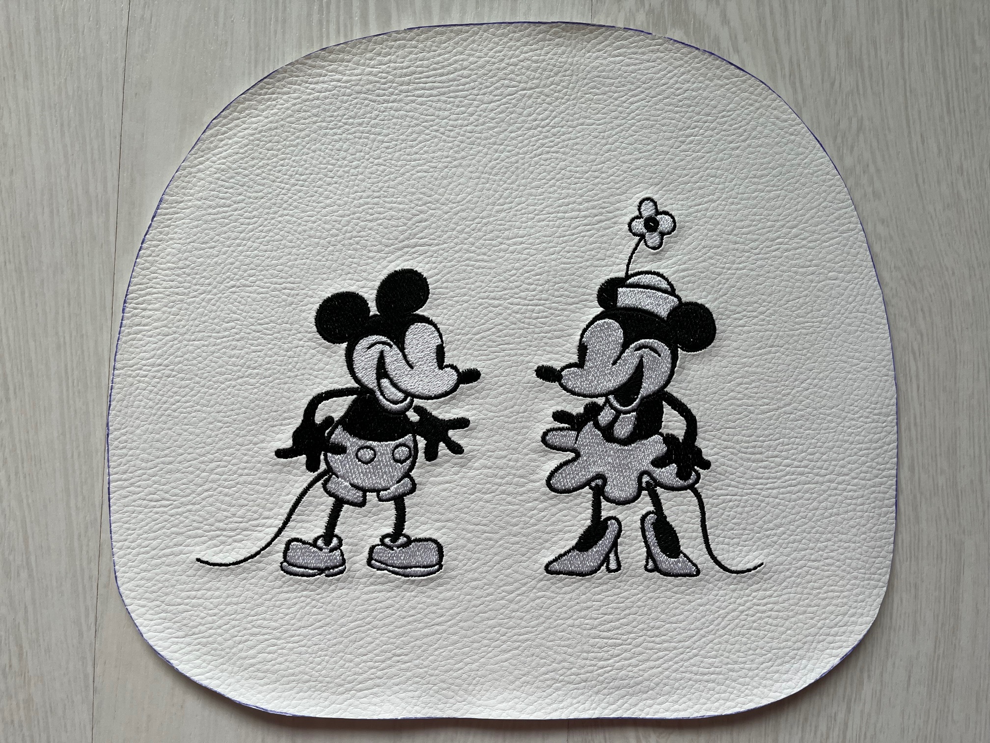 Crossbody schoudertas met Mickey en Minnie borduursel; in de maak