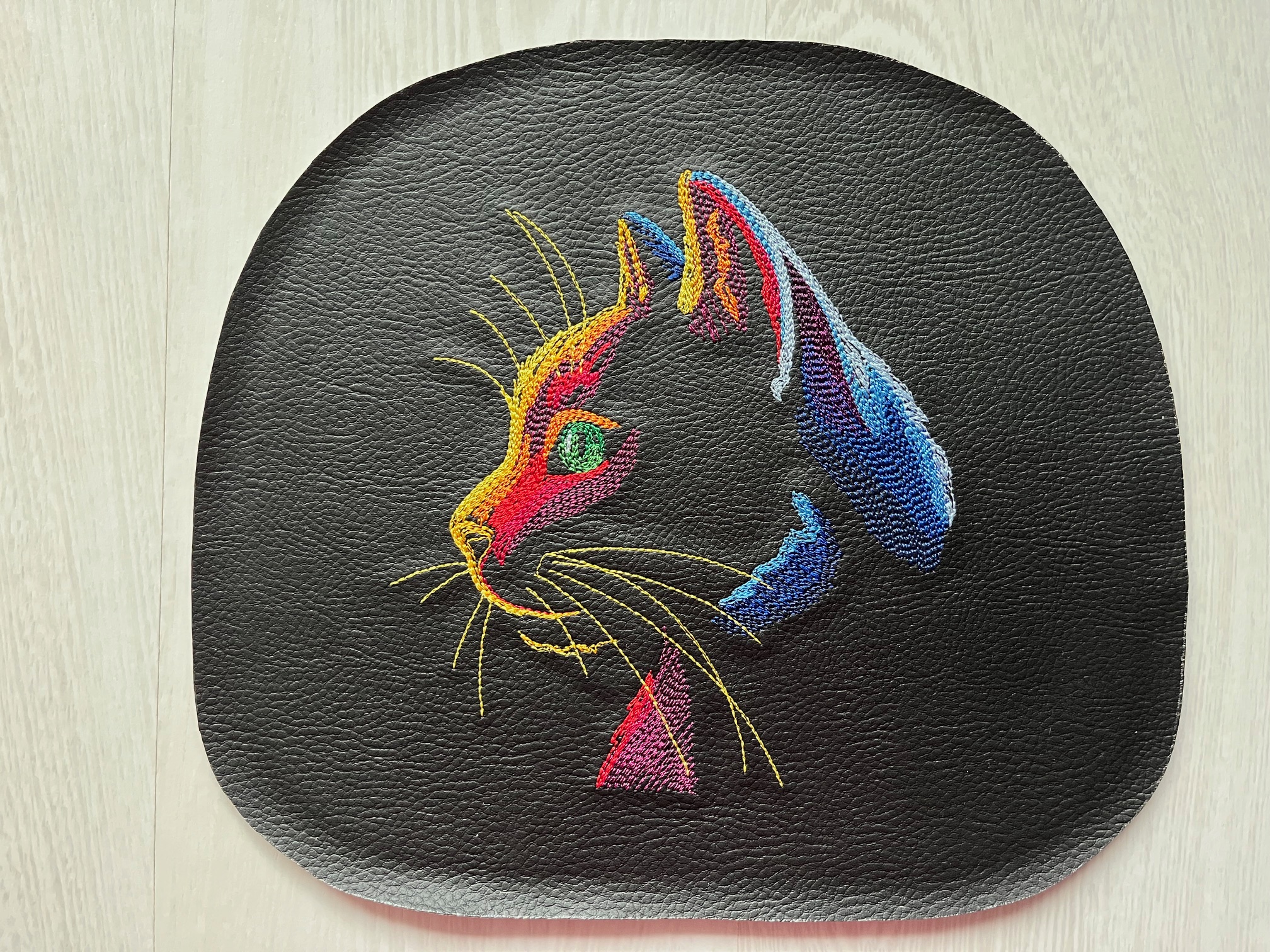 Crossbody schoudertas met geborduurde kat; in de maak