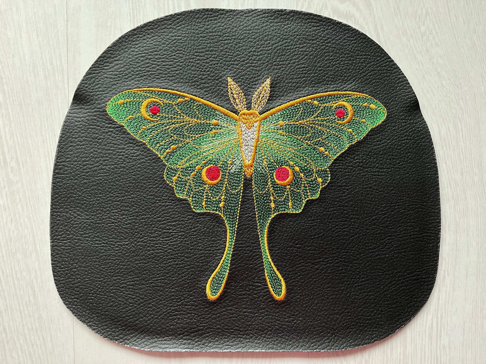 Crossbody schoudertas met borduursel van een moth; in de maak