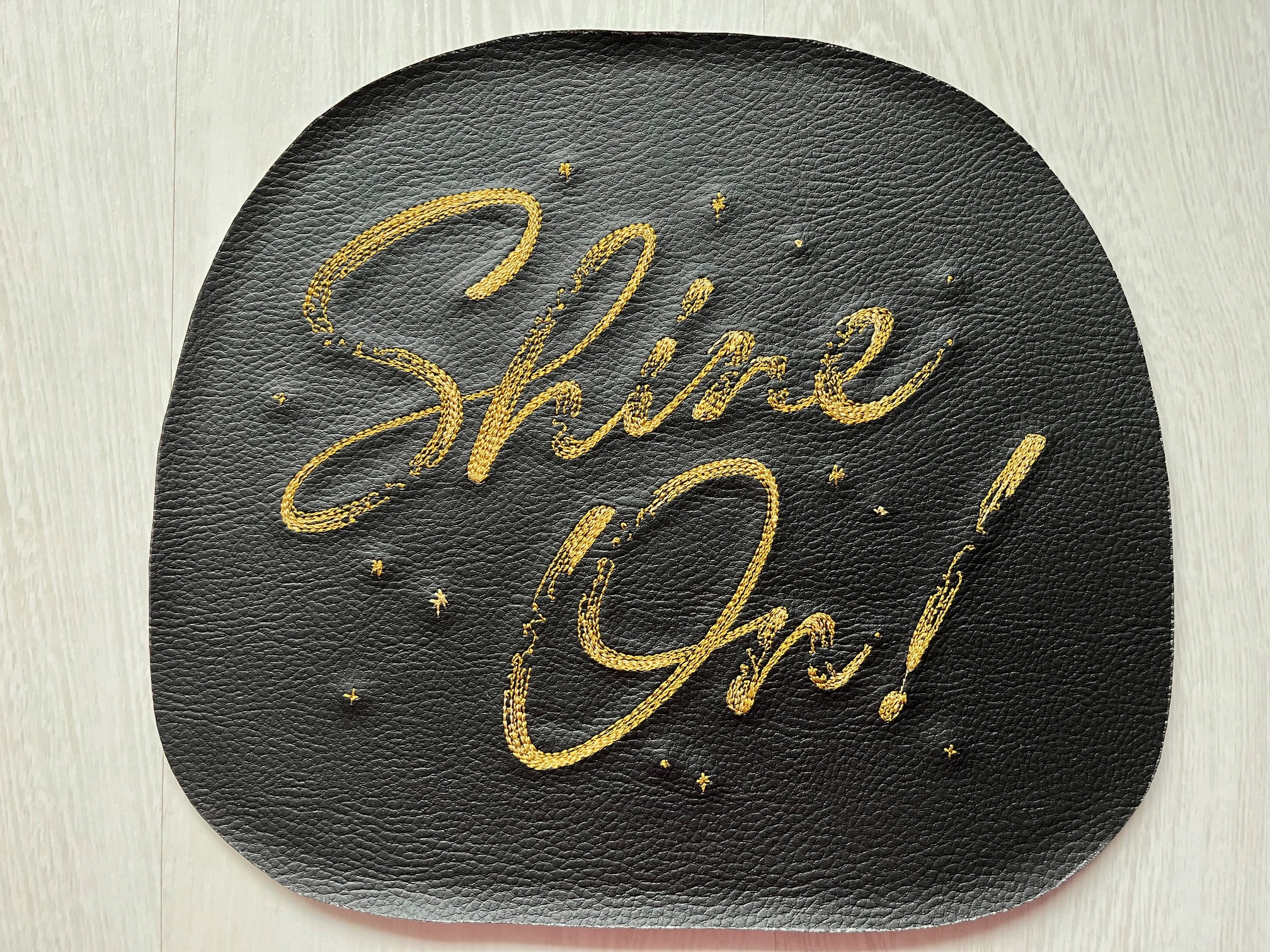 Crossbody schoudertas met borduursel; in de maak