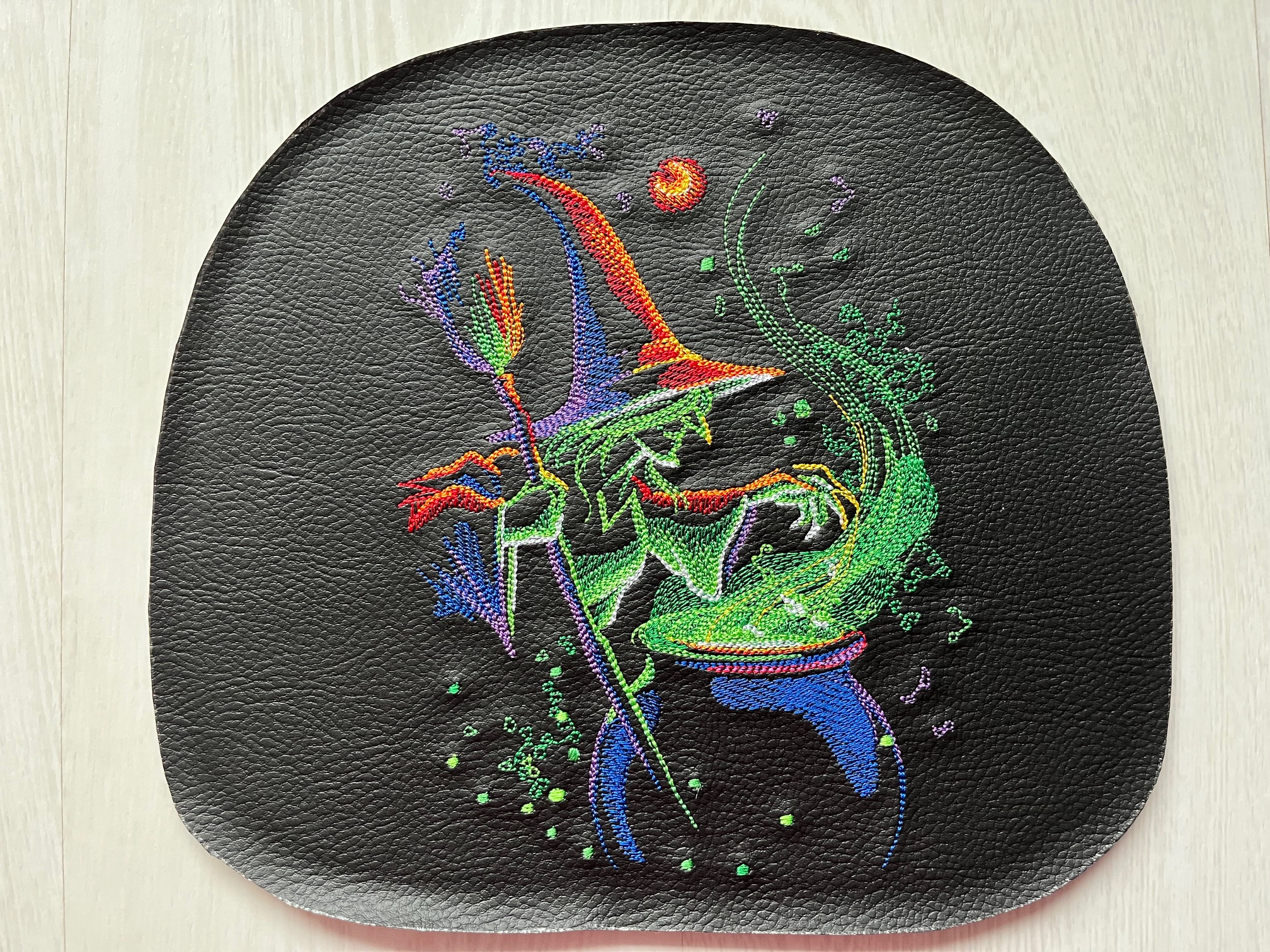 Crossbody schoudertas met kleurrijk borduursel van een heks