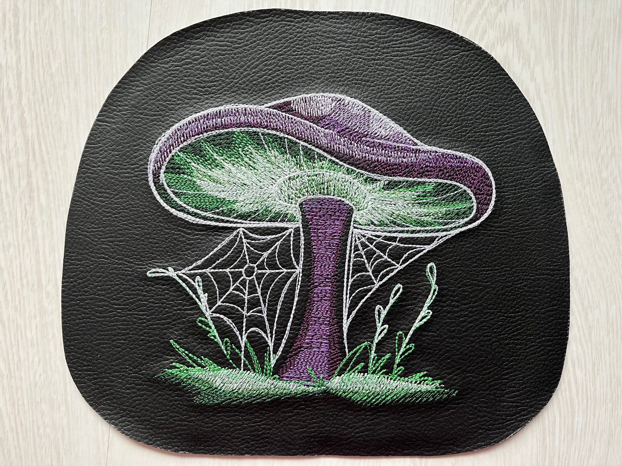 Crossbody schoudertas met Glow in the Dark Enchanted Mushroom borduursel