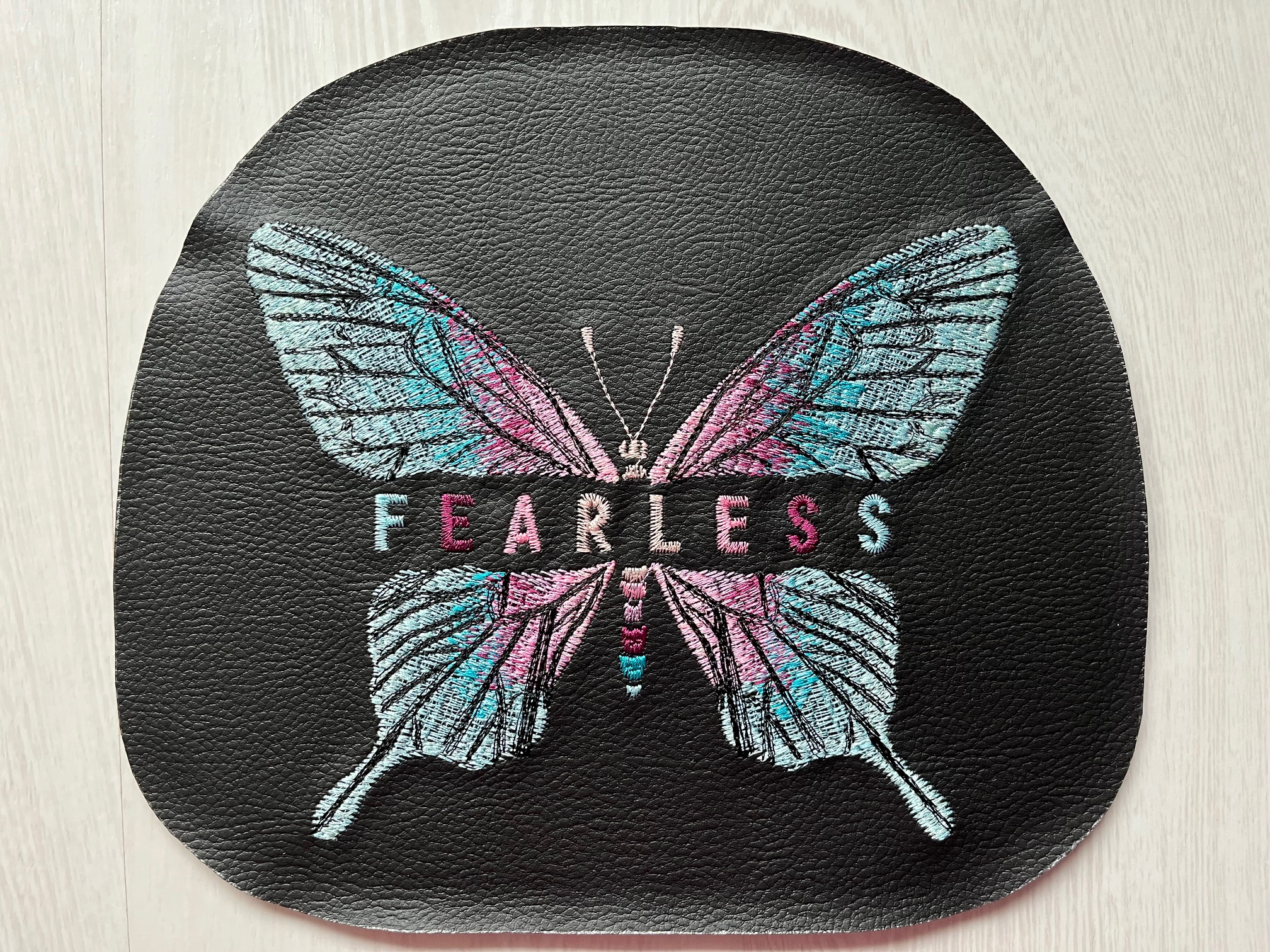 Crossbody schoudertas met Fearless borduursel; in de maak
