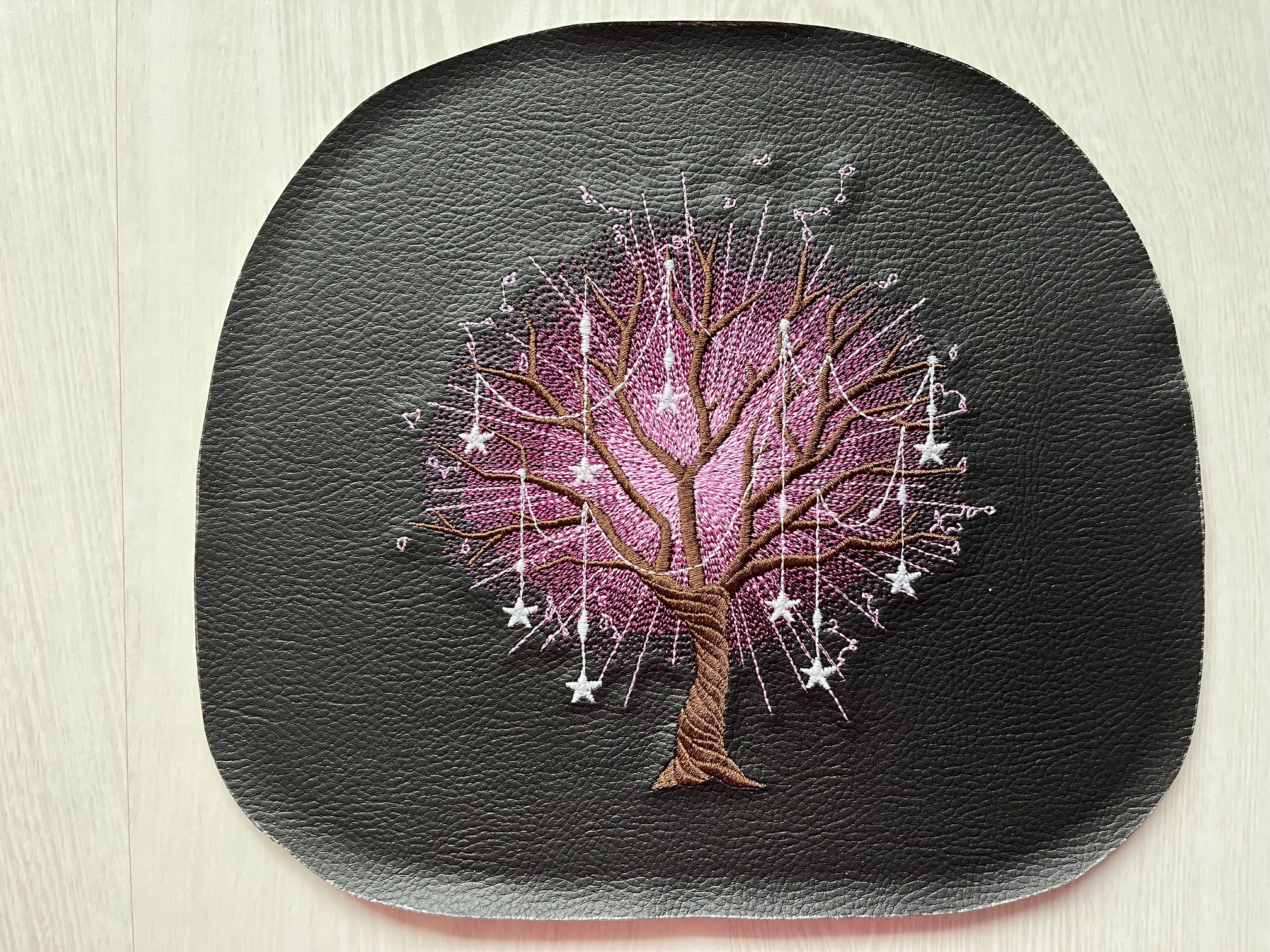 Crossbody schoudertas met Glow in the Dark Starlight boom borduursel; in de maak