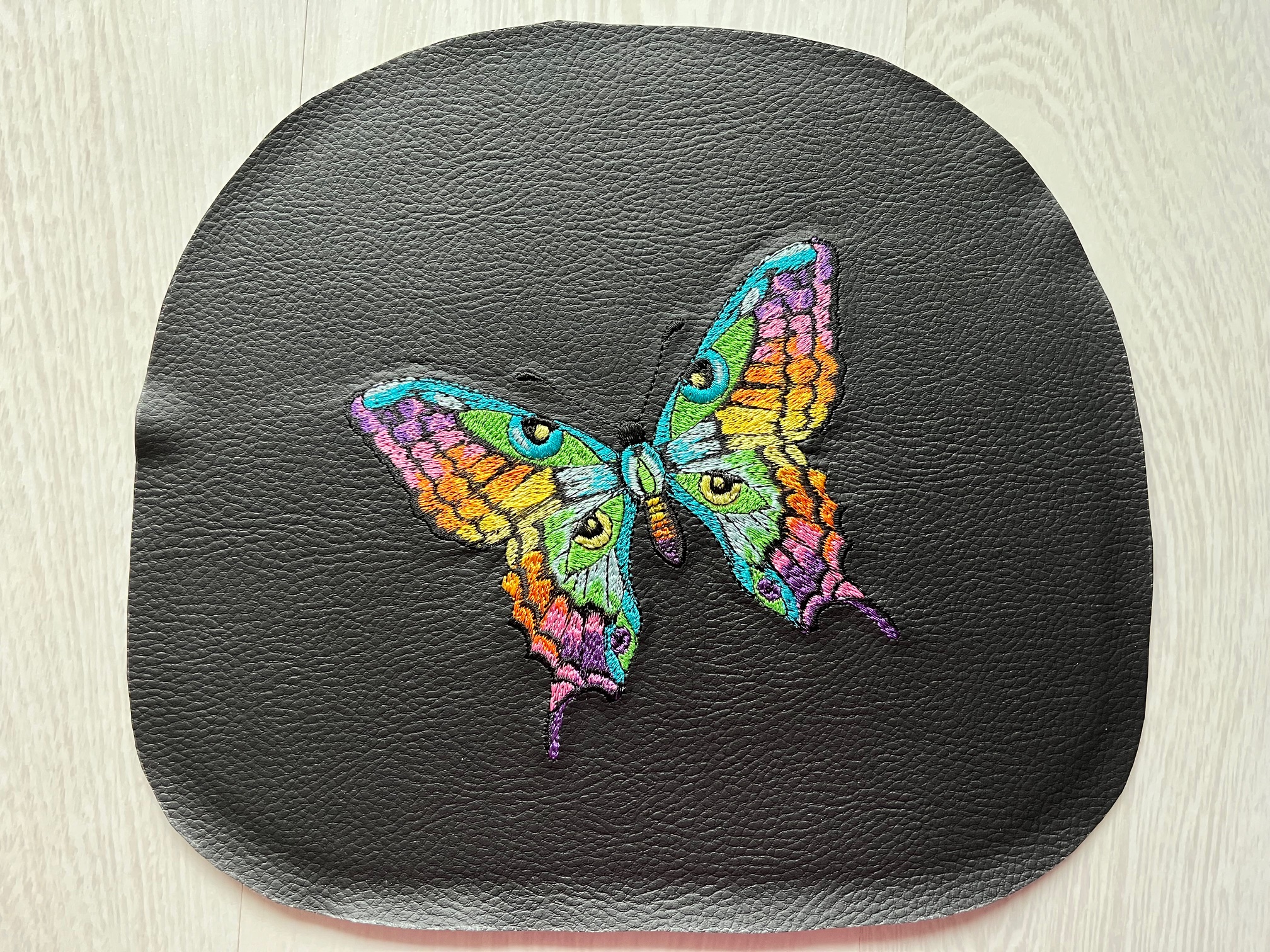 Crossbody schoudertas met vlinder borduursel van Tula Pink; in de maak