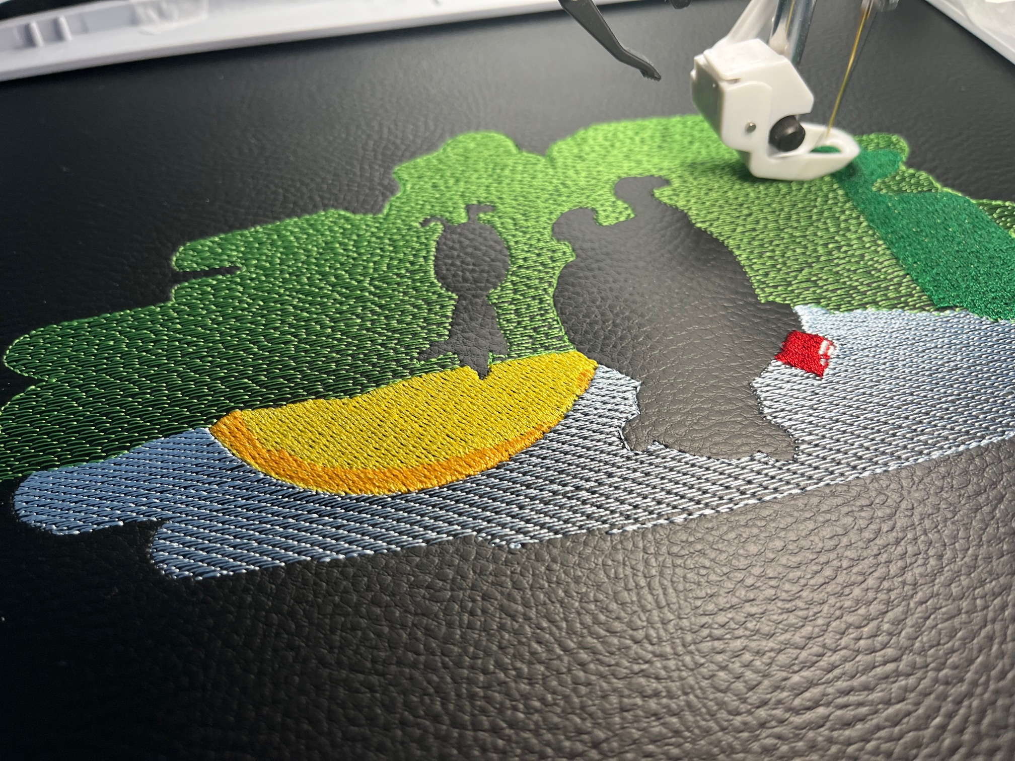 Crossbody schoudertas met borduursel van Winnie de Pooh en Piglet; in de maak