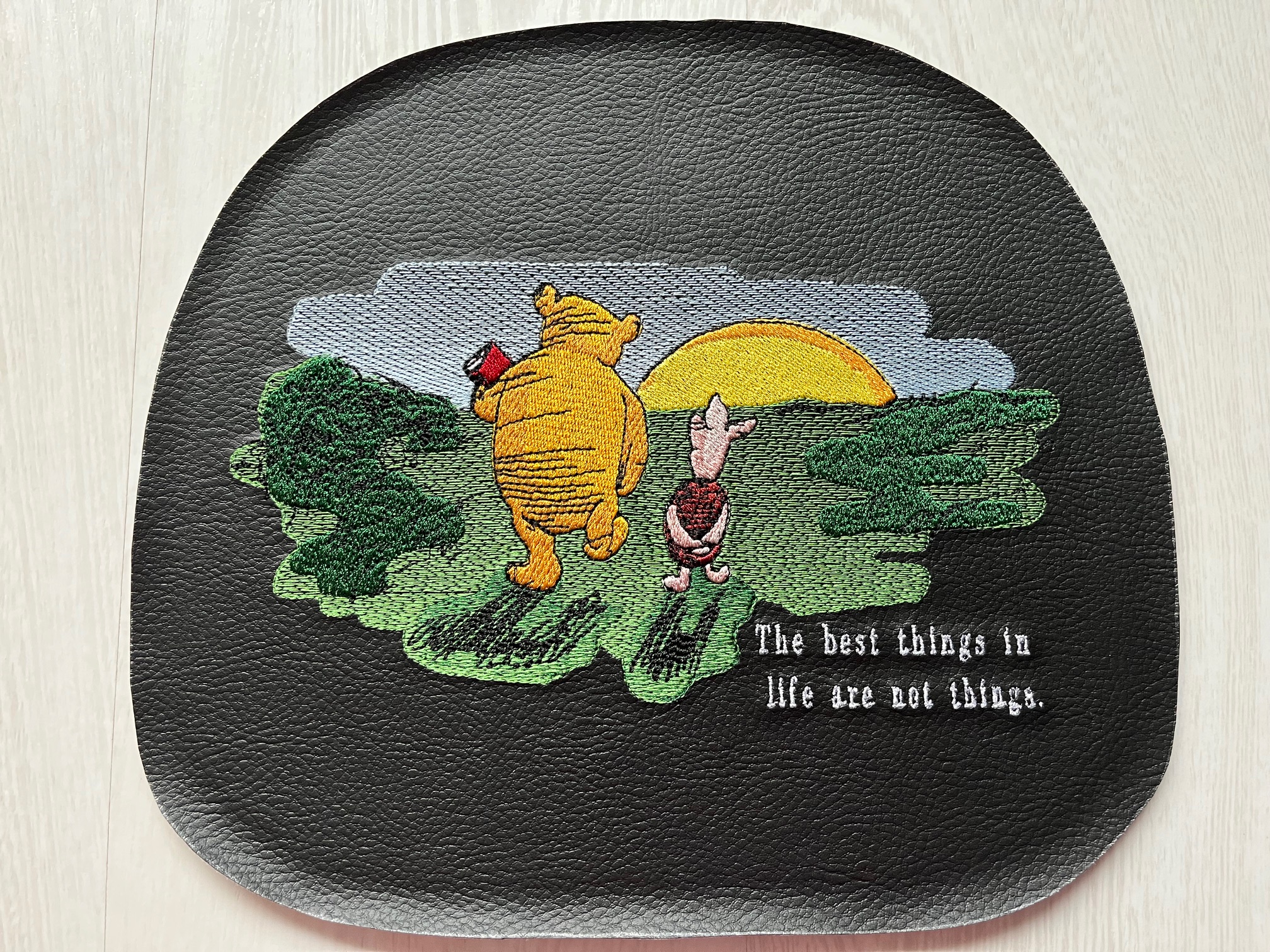 Crossbody schoudertas met borduursel van Winnie de Pooh en Piglet; in de maak