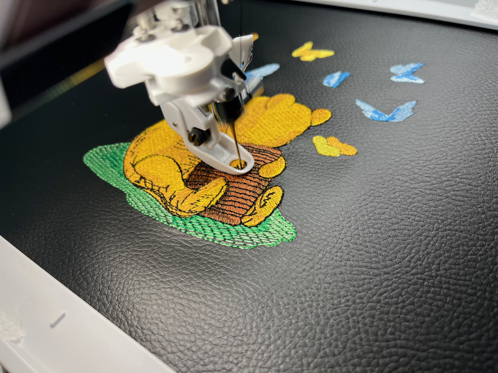 Crossbody schoudertas met borduursel van Winnie de Pooh; in de maak