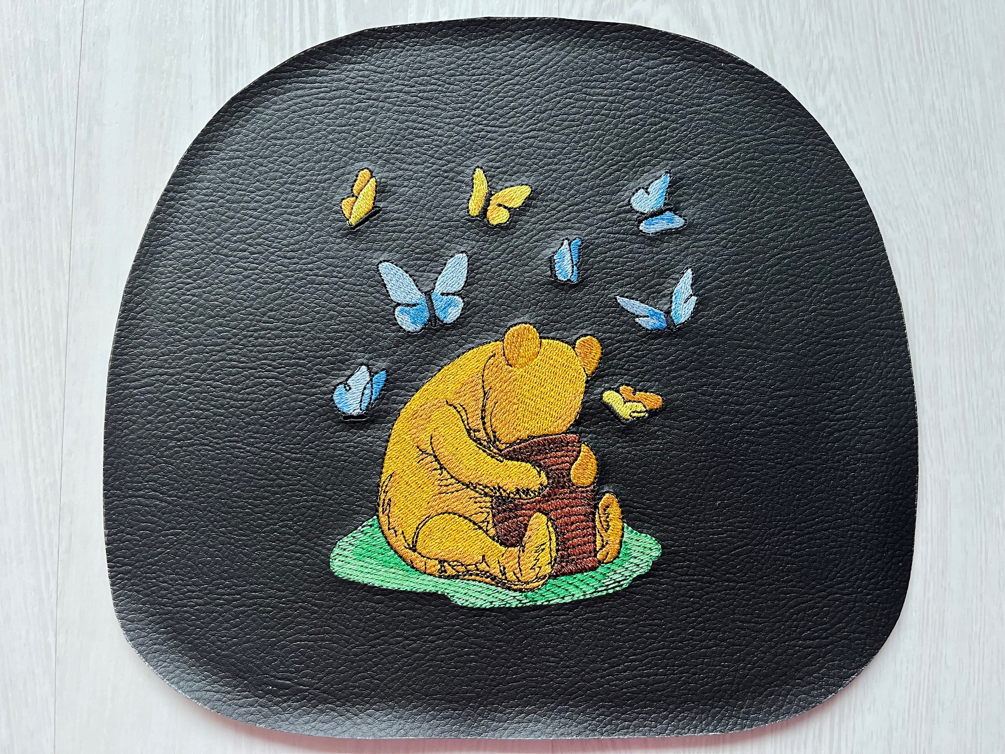 Crossbody schoudertas met borduursel van Winnie de Pooh; in de maak