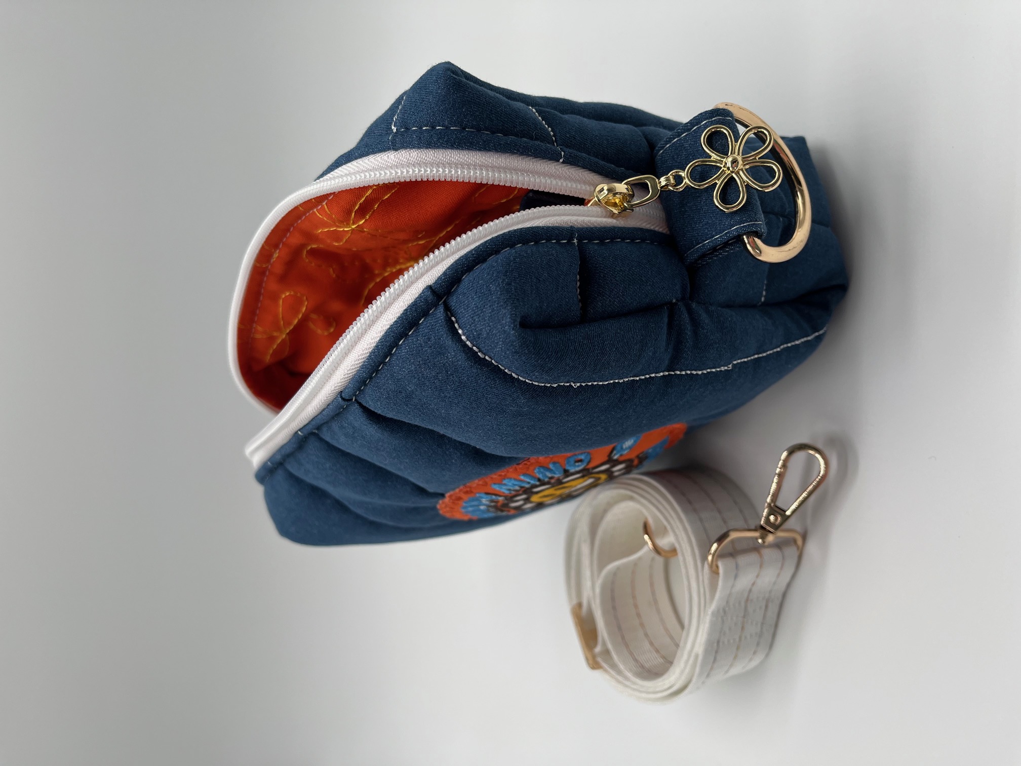 Crossbody schoudertas van denim met applicatie