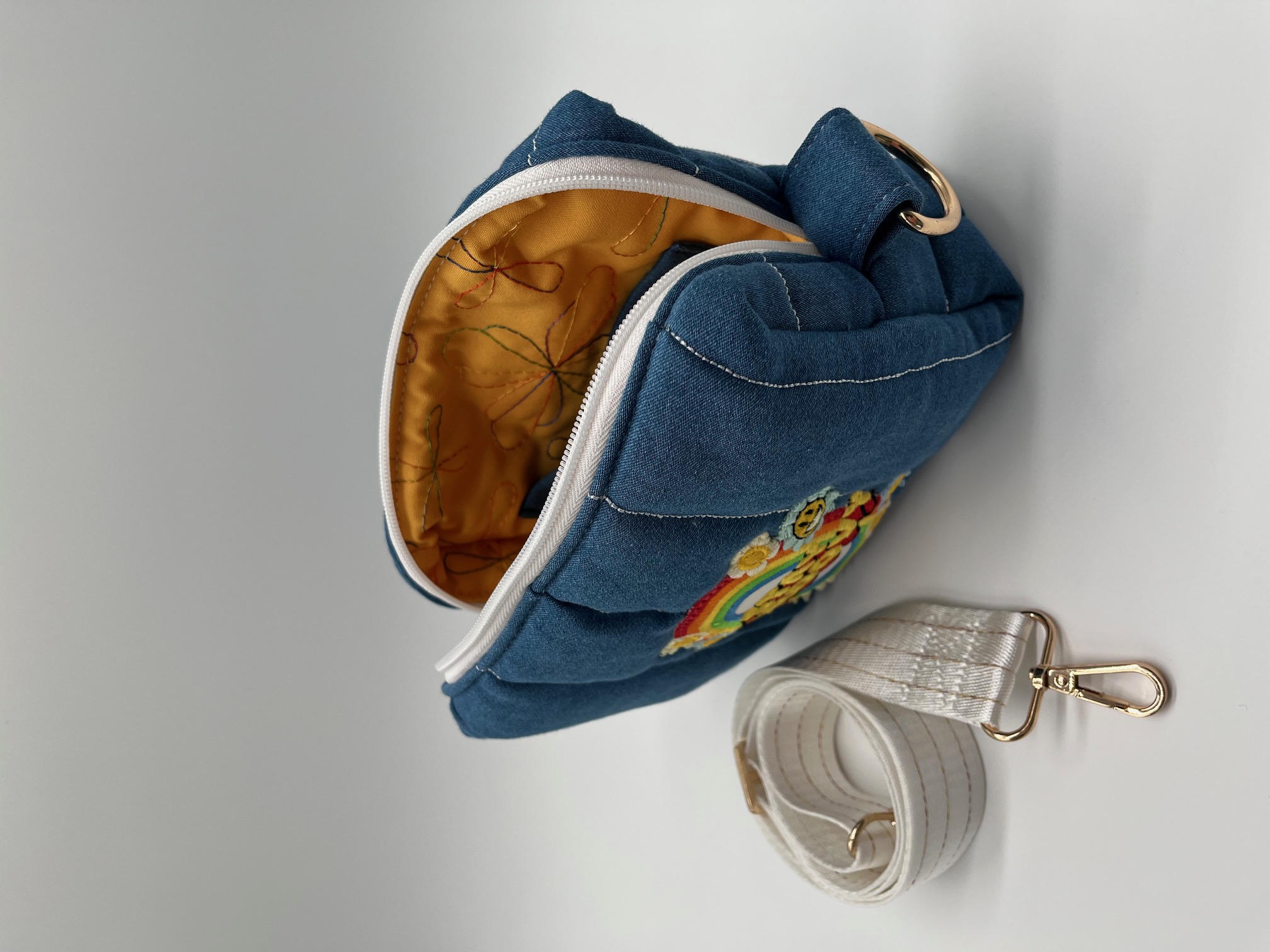 Crossbody schoudertas van denim met applicatie