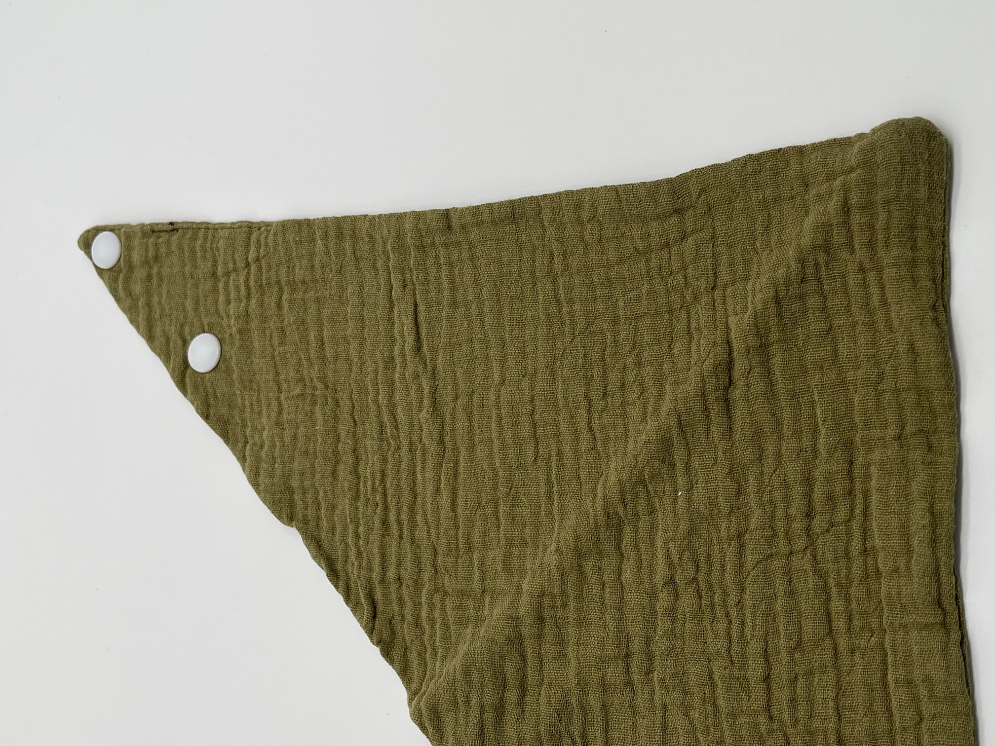 Geborduurd hydrofiel slabbertje leger groen met naam