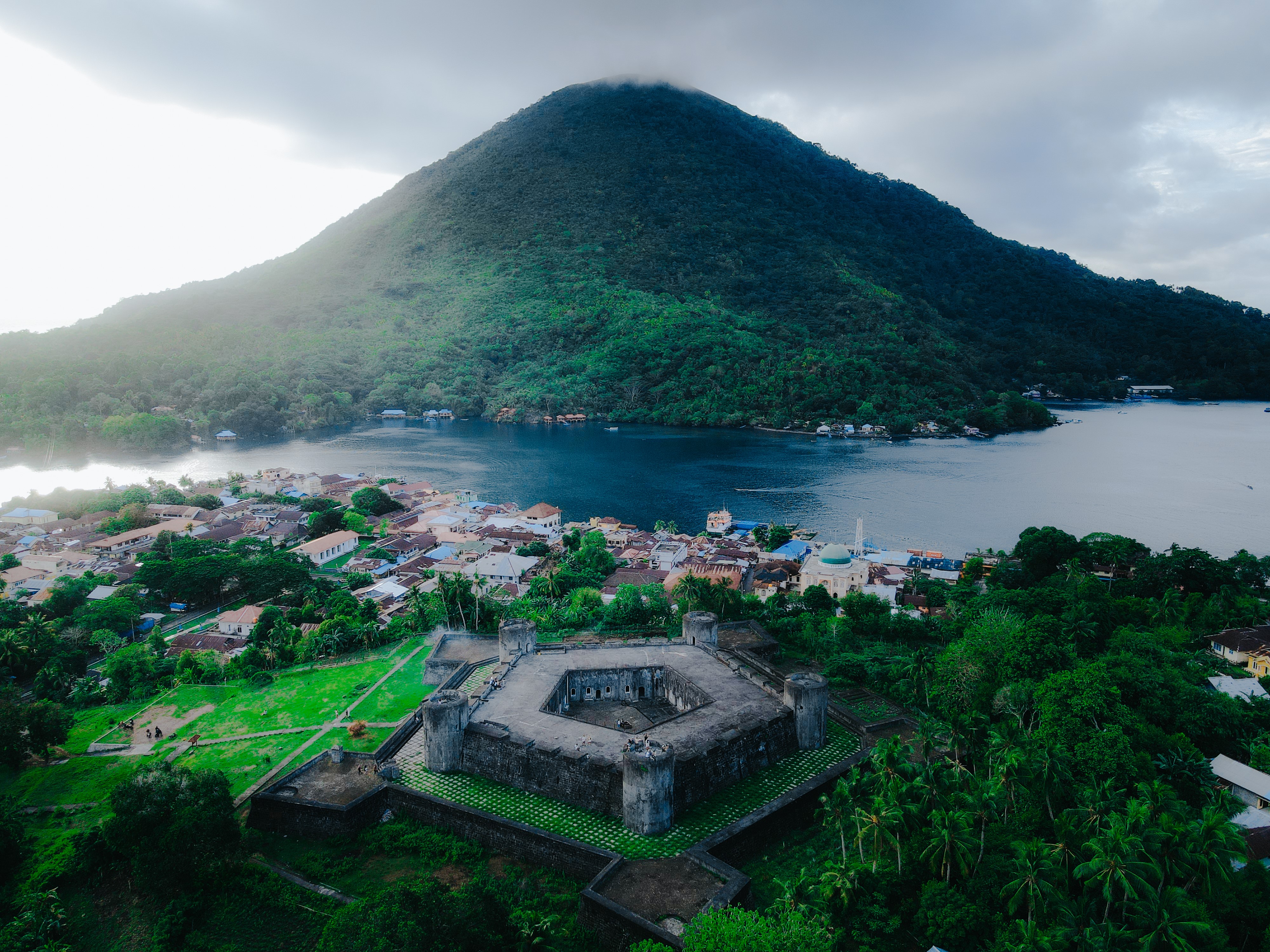 Banda Neira Via Fastboat