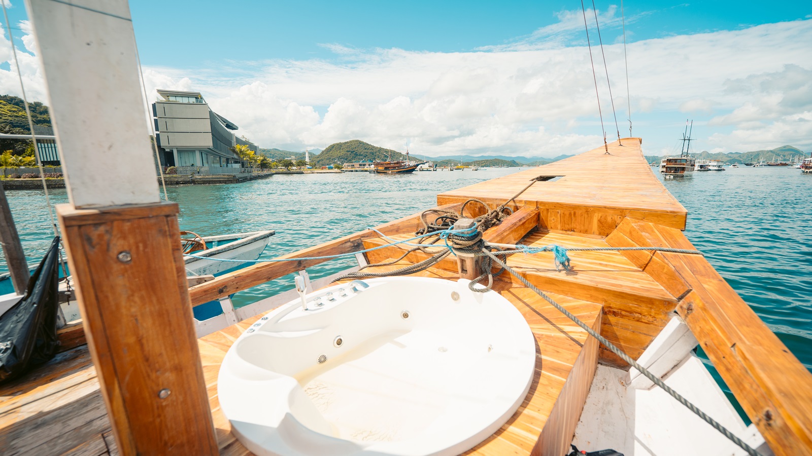 Sailing Komodo Maheswari