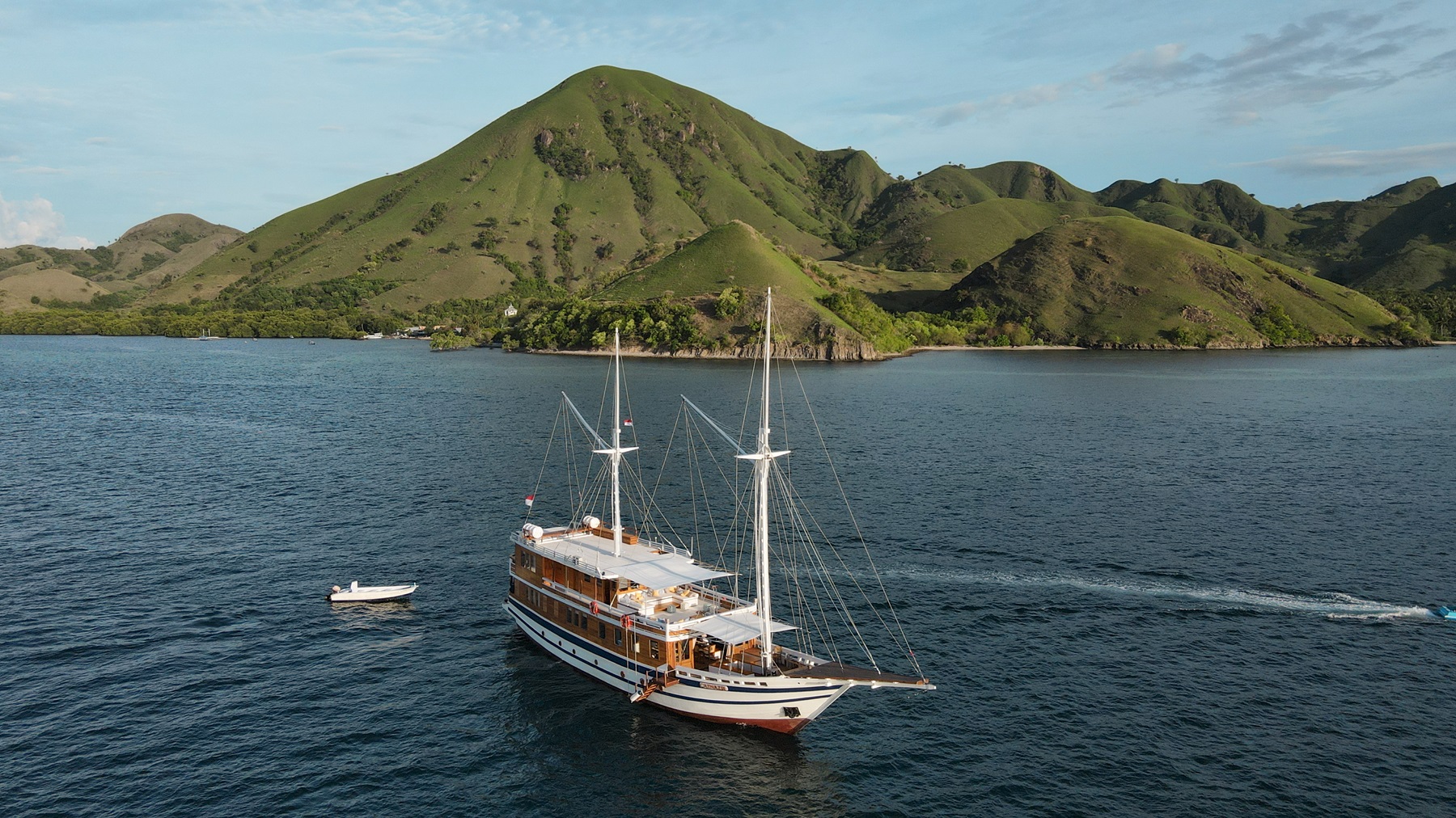 Sailing Komodo Catnasze
