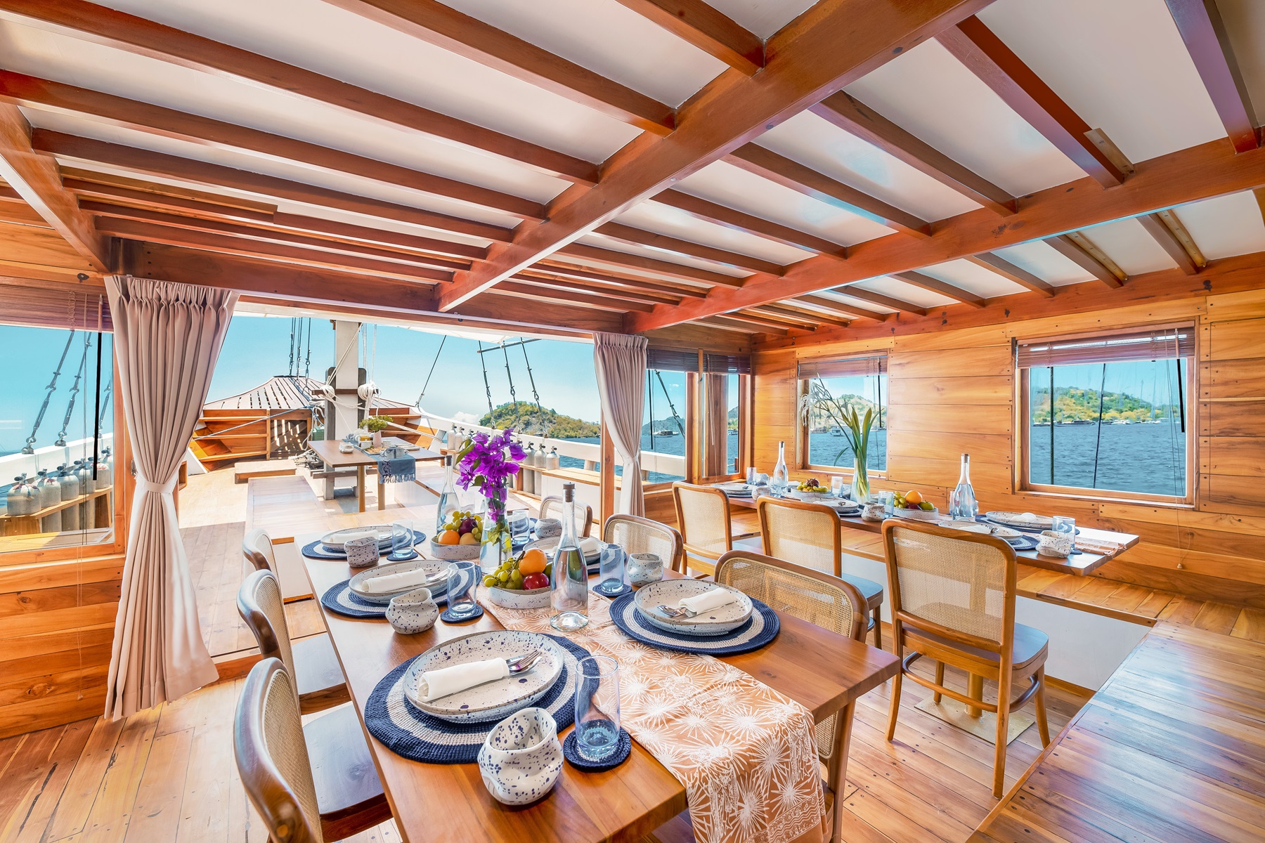 Sailing Komodo Catnasze