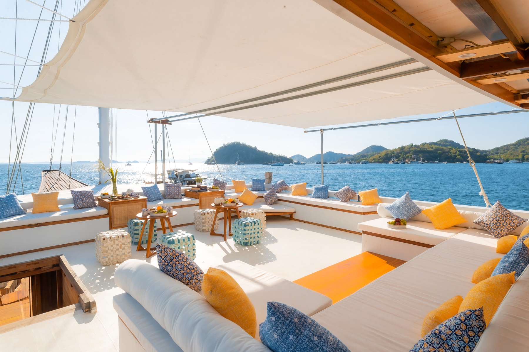 Sailing Komodo Catnasze