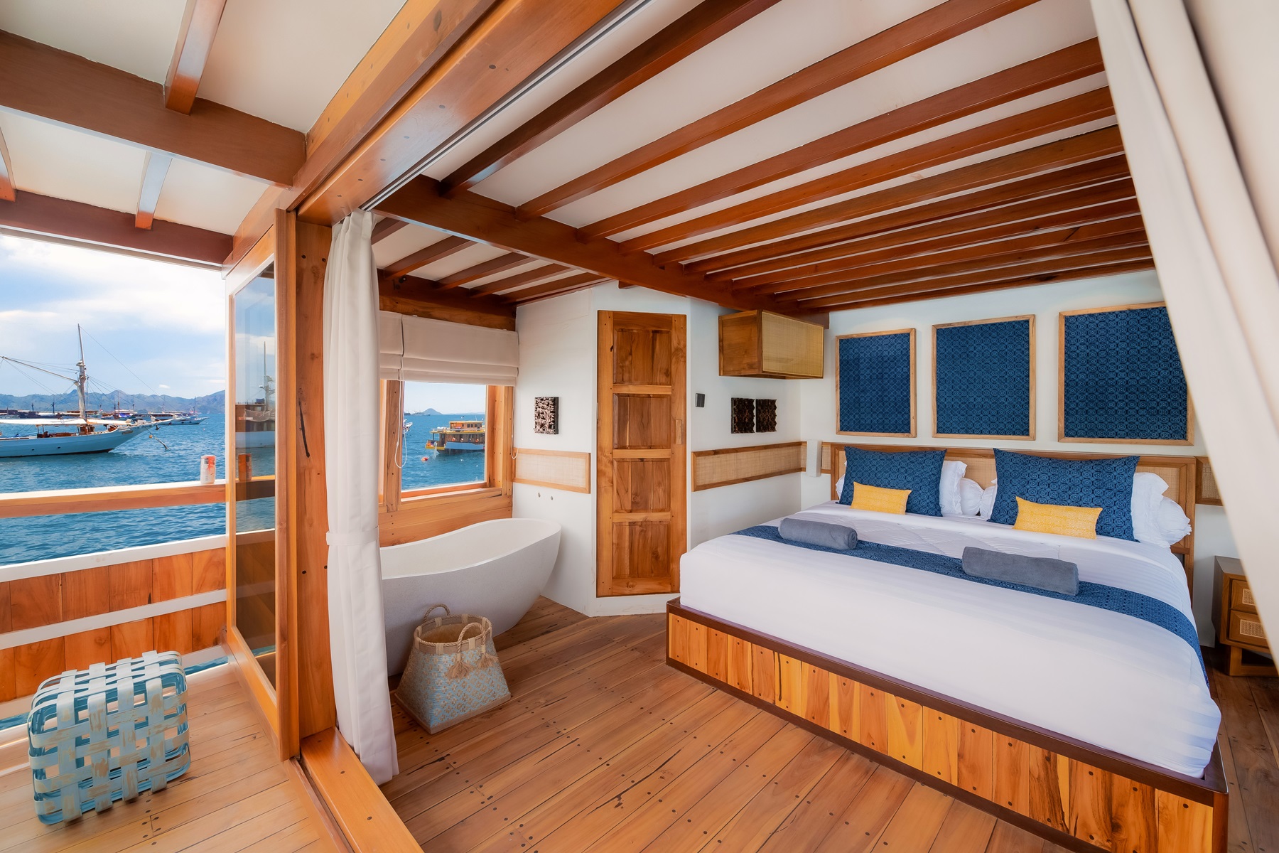 Sailing Komodo Catnasze