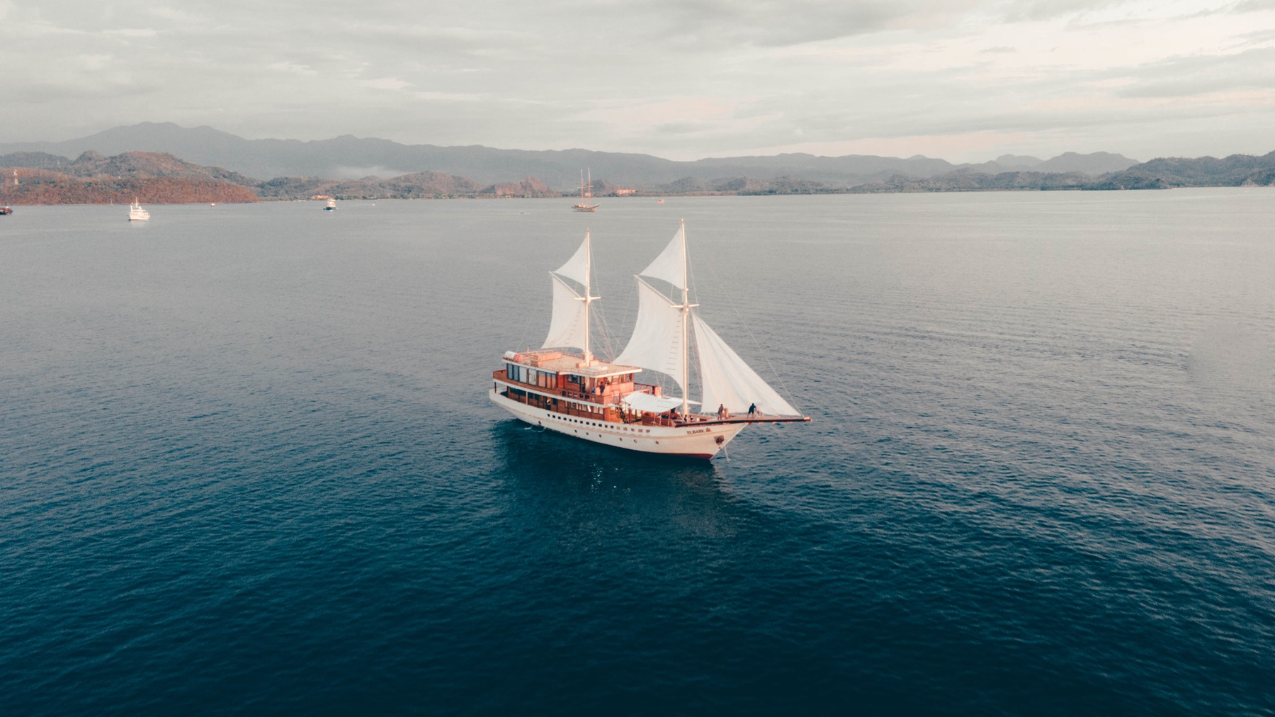 Sailing Komodo Elbark