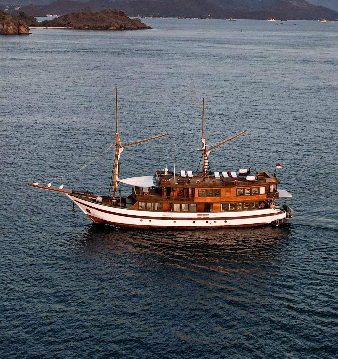 Sailing Komodo Neptune