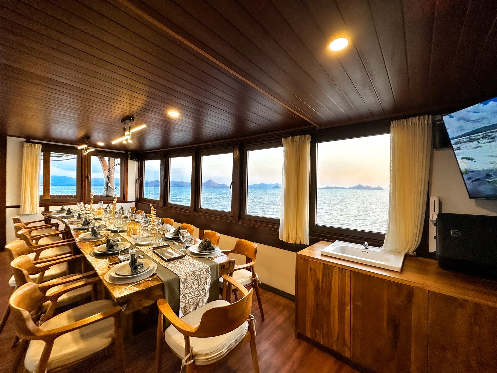 Sailing Komodo Neptune