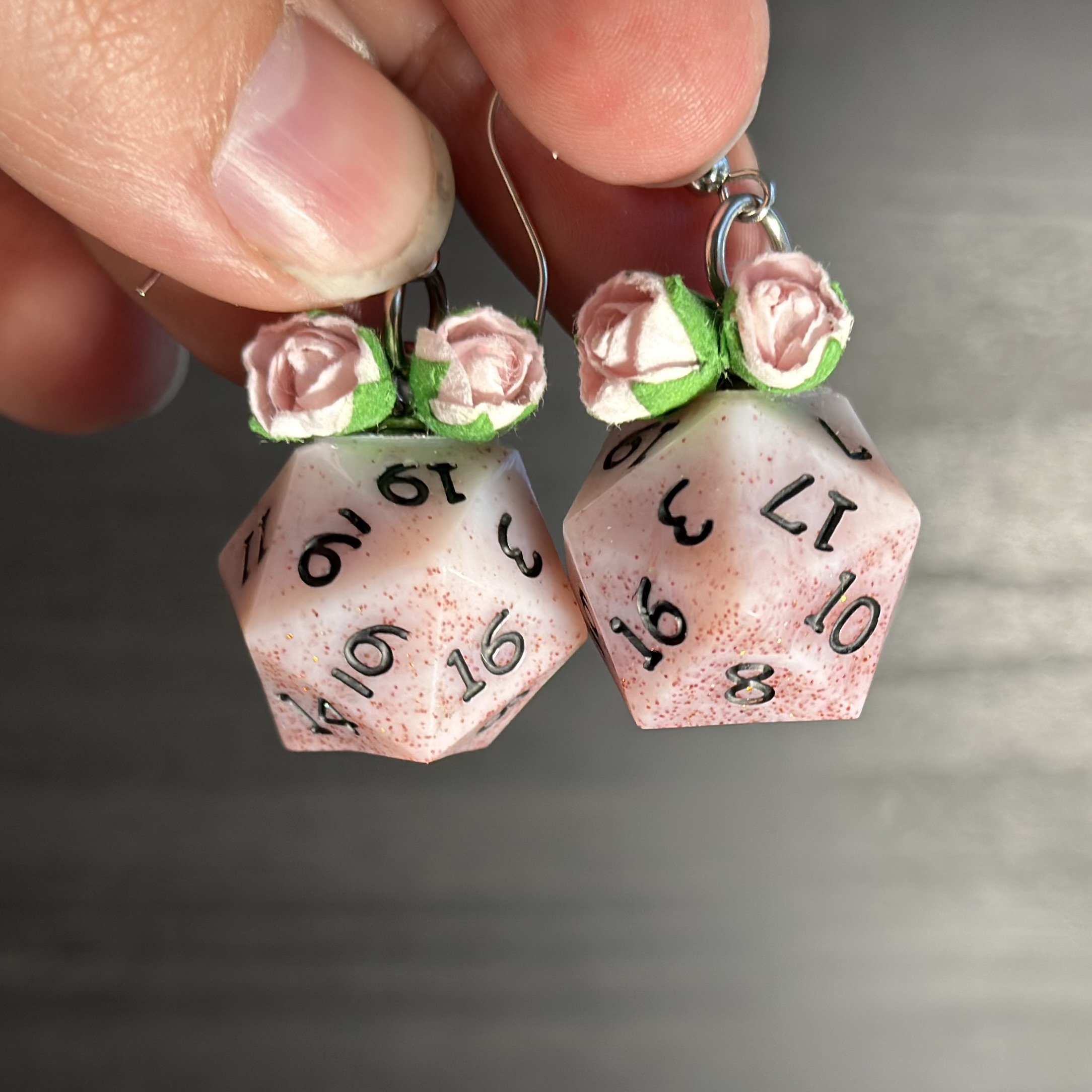 Glittery Pearl | D20 Earrings 