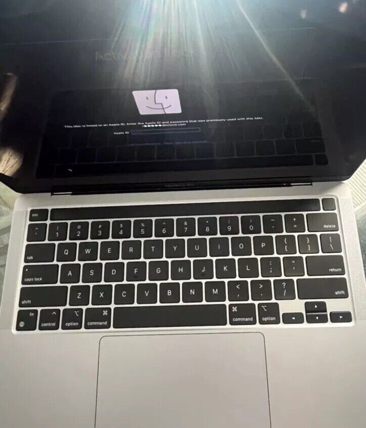 MacBook Pro 13 2020 M1 Silver 8GB 256GB Activation Locked.
