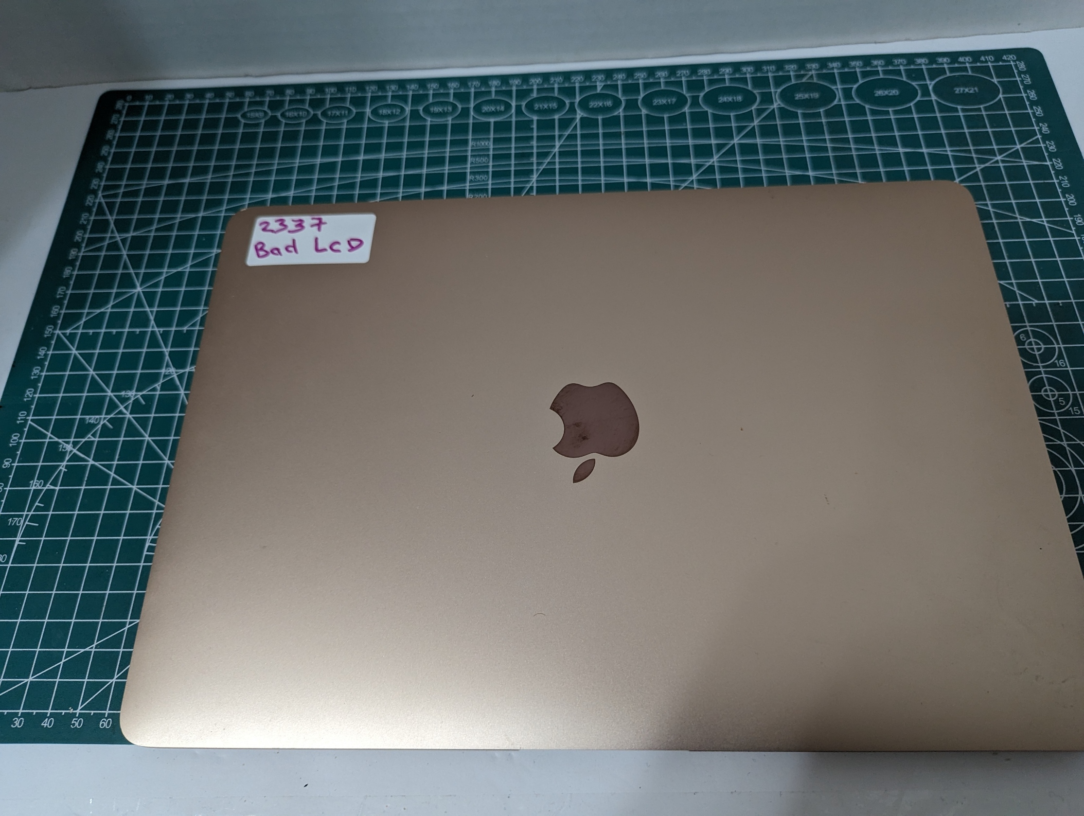 MacBook Air A2337 13.3" M1 Gold (LCD Broken) 